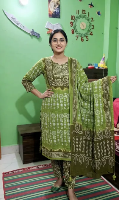 মাল্টি  বাটিক থ্রি পিস স্বল্প মূল্যে পাচ্ছেন_img_2