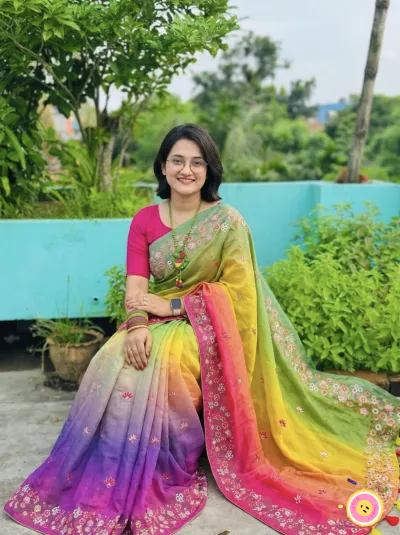Japani silk saree with blause pcsজাপানি সিল্ক শাড়ি (Matching Blouse Piece সহ)অতি মনোমুগ্ধকর এই জাপানি সিল্ক শাড়িটি তৈরি হয়েছে নরম, আরামদায়ক এবং প্রিমিয়াম কোয়ালিটির ফ্যাব্রিক দিয়ে। পুরো শাড়ি জুড়ে রয়েছে দারুন রঙের গ্রেডিয়েন্ট ও আকর্ষণীয় ফুলের কারুকাজ, যা আপনাকে করে তুলবে আরও লাবণ্যময় ও স্টাইলিশ।- জাপানি সফট সিল্ক- চোখে পড়ার মতো ডিজাইন ও নকশা- ফেস্টিভাল, পার্টি বা বিশেষ দিনে পরার জন্য একেবারে পারফেক্ট- সাথে থাকছে ম্যাচিং ব্লাউজ পিসএক কথায়—স্টাইল, কমফোর্ট আর এলিগেন্স একসাথে পেতে চাইলে এই শাড়িটিই হবে সেরা পছন্দ।_img_2