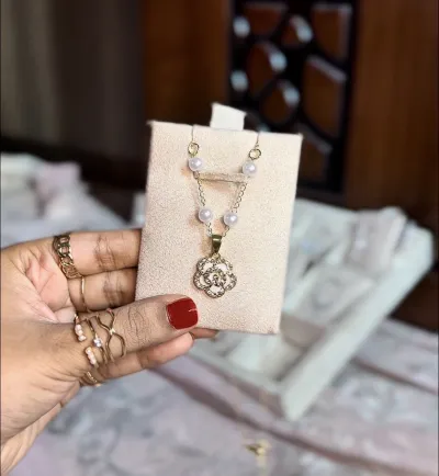 Vintage Rose Gold-Tone Necklace with Luminous Pearls (With Box)_img_0