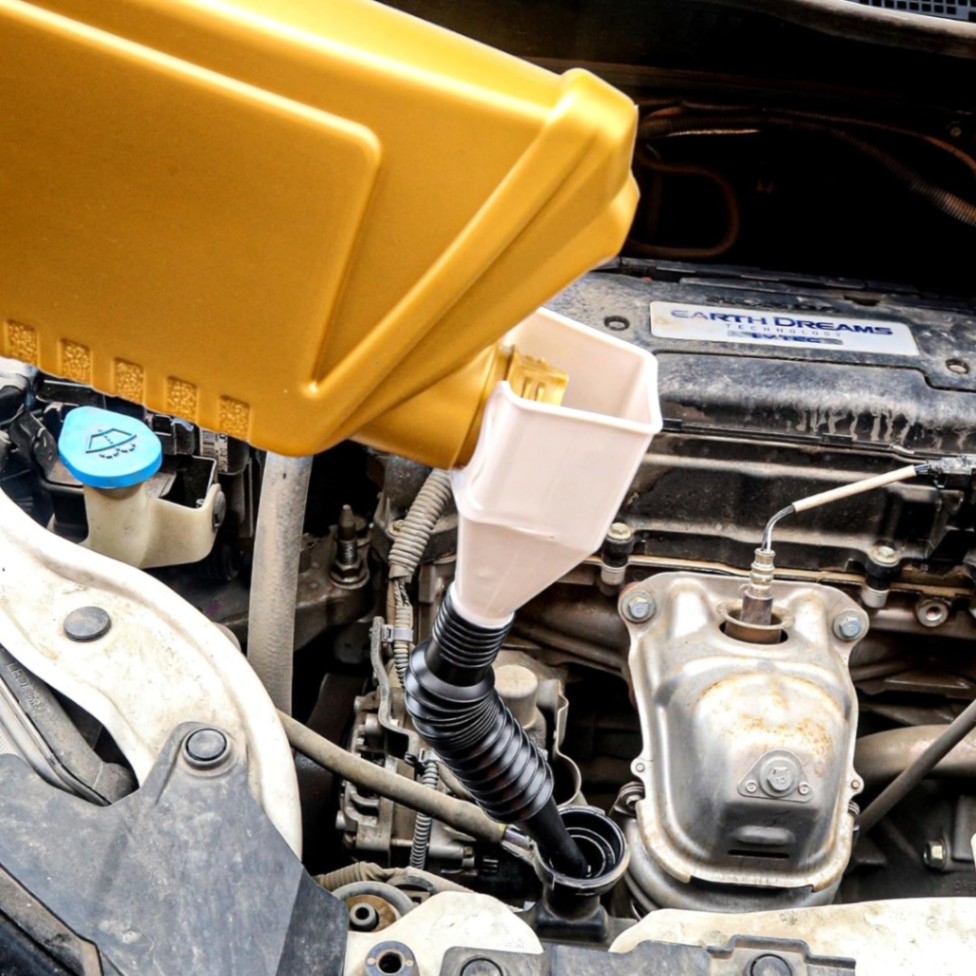 Draining Oil Snap Plastic Funnel | Flexible Portable No-Spill Oil & Liquid Transfer Funnel for Automotive Use thumbnail 3