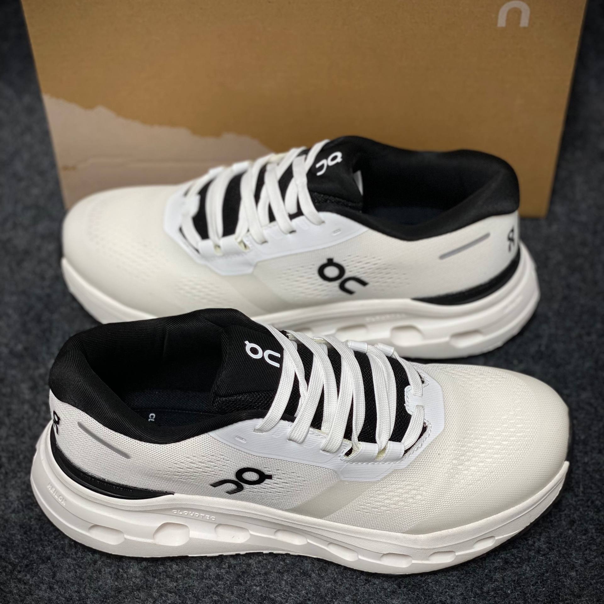 On Cloud White thumbnail 4