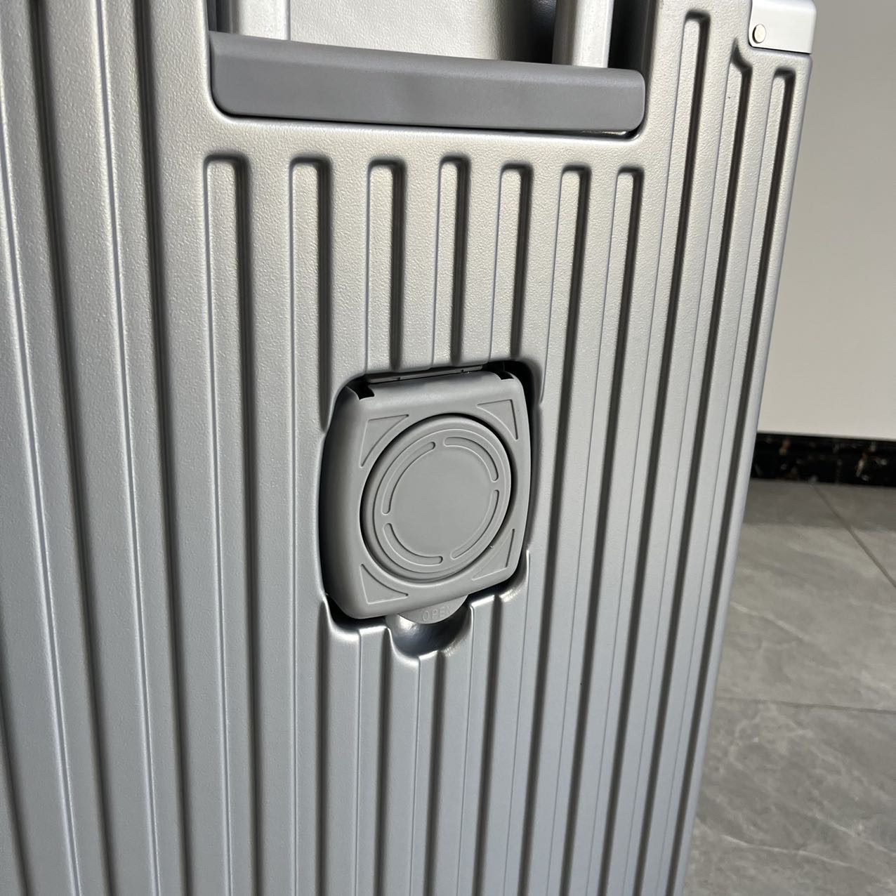 20/24/28 chinless premium lock 4 colour model 2_img_11