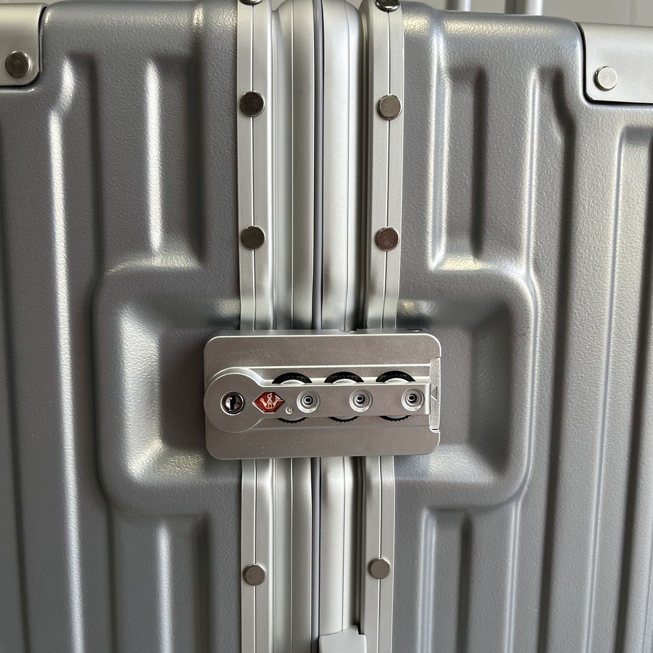 20/24/28 chinless premium lock 4 colour model 2_img_5