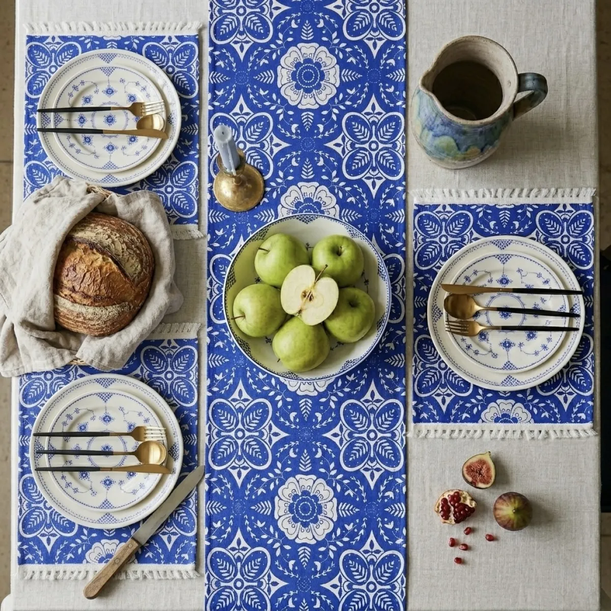 Bihongo – Elegant Block Runner & 4 Placemat Set