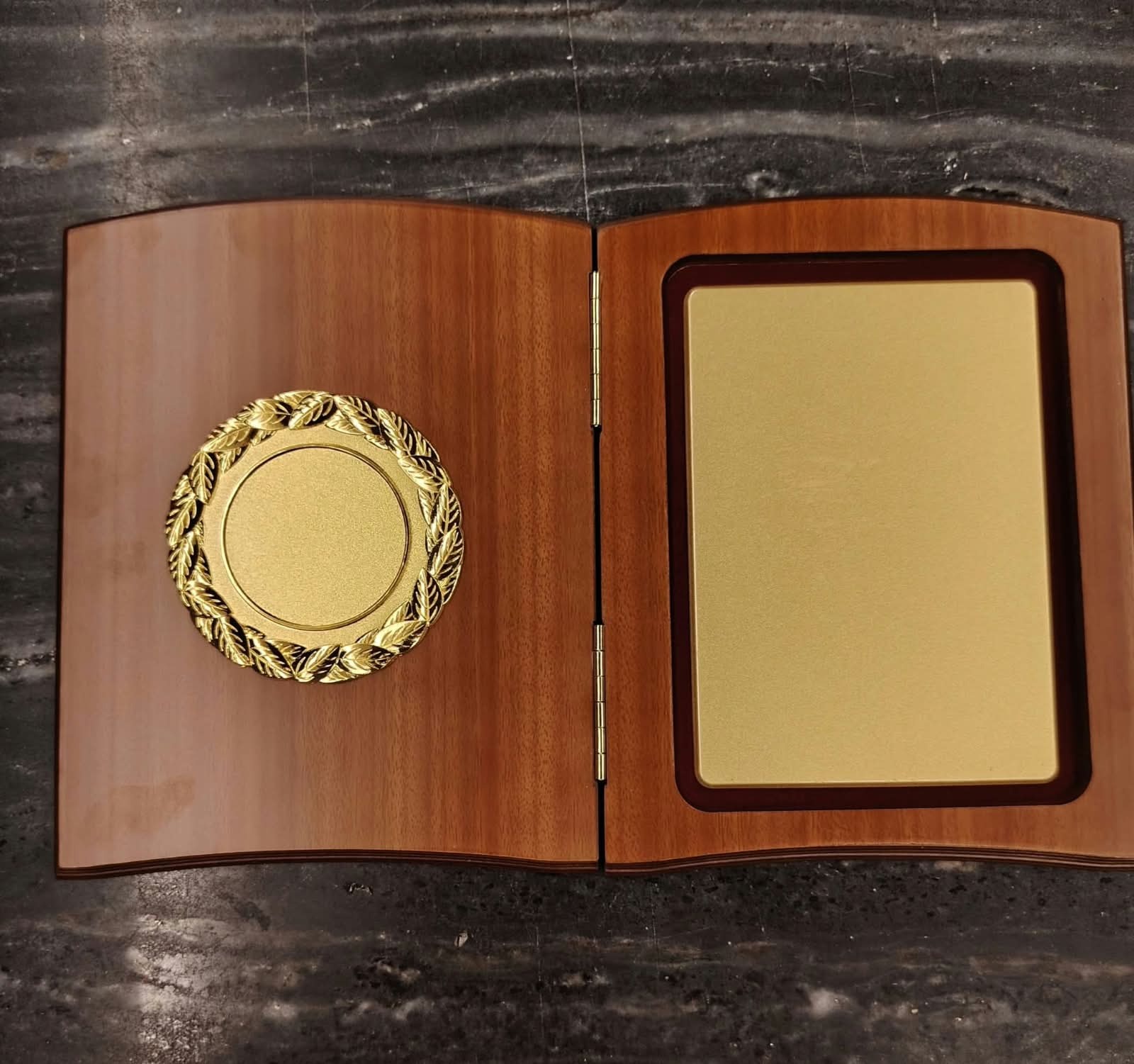 Wooden  Box Crest - Model - D16 thumbnail 2