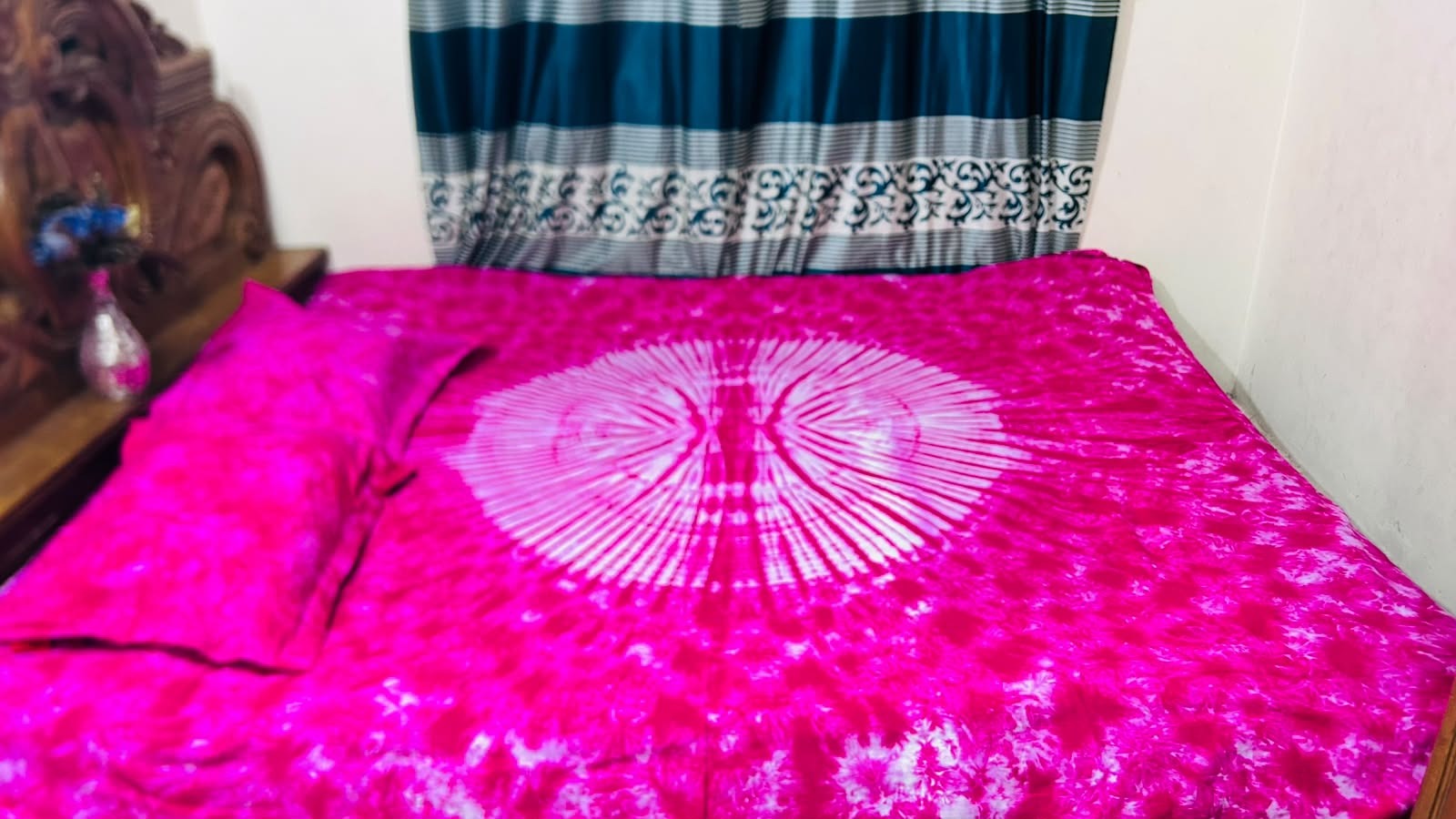 Dye Batik Printed King Size Bed Sheet with 2 Stitched Pillow Covers_img_1