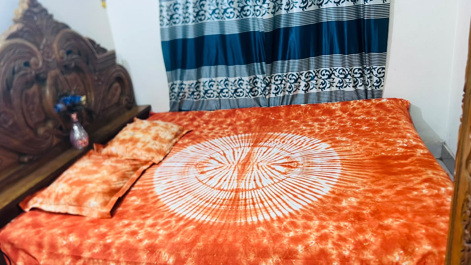 Dye Batik Printed King Size Bed Sheet with 2 Stitched Pillow Covers