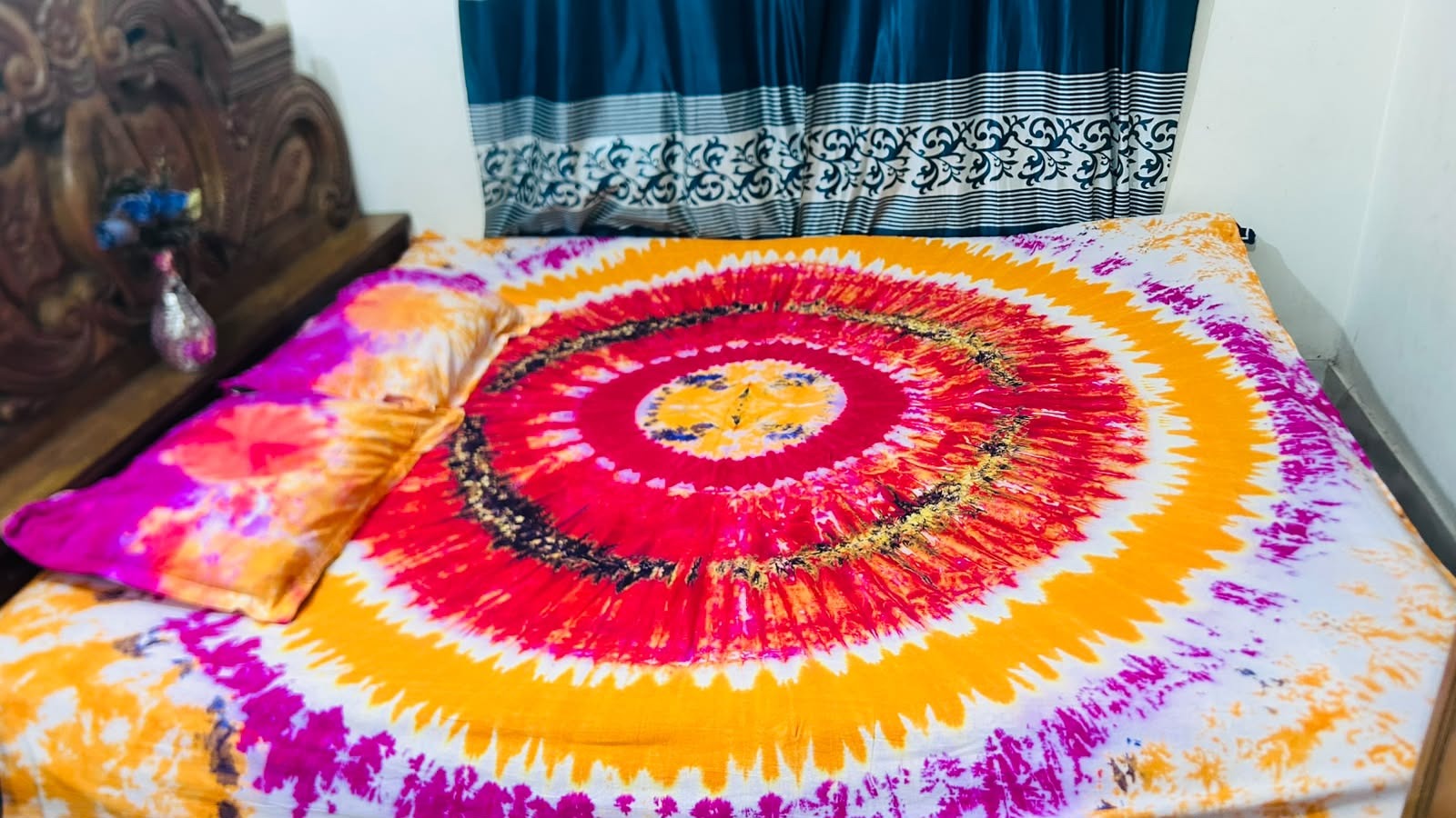 Dye Batik Printed King Size Bed Sheet with 2 Stitched Pillow Covers