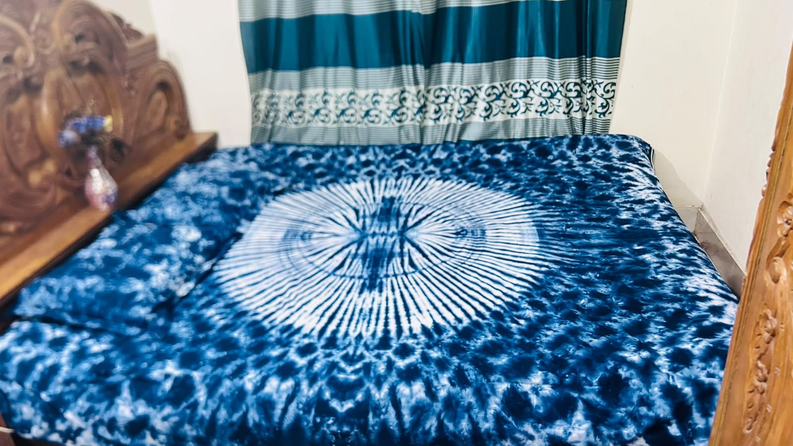 Dye Batik Printed King Size Bed Sheet with 2 Stitched Pillow Covers_img_1