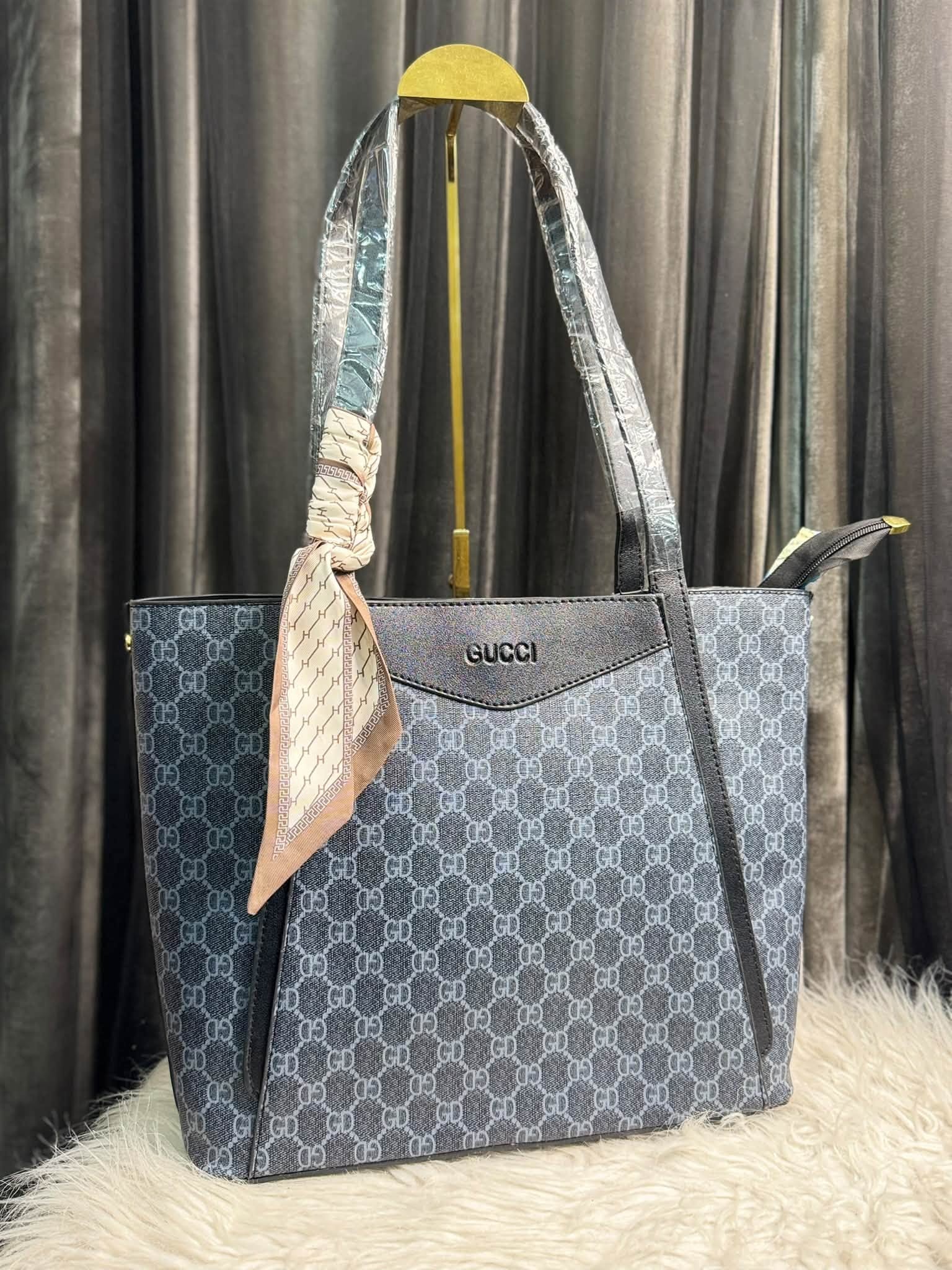 GUCCI Signature Logo Crossbody Shoulder Bag – Black
