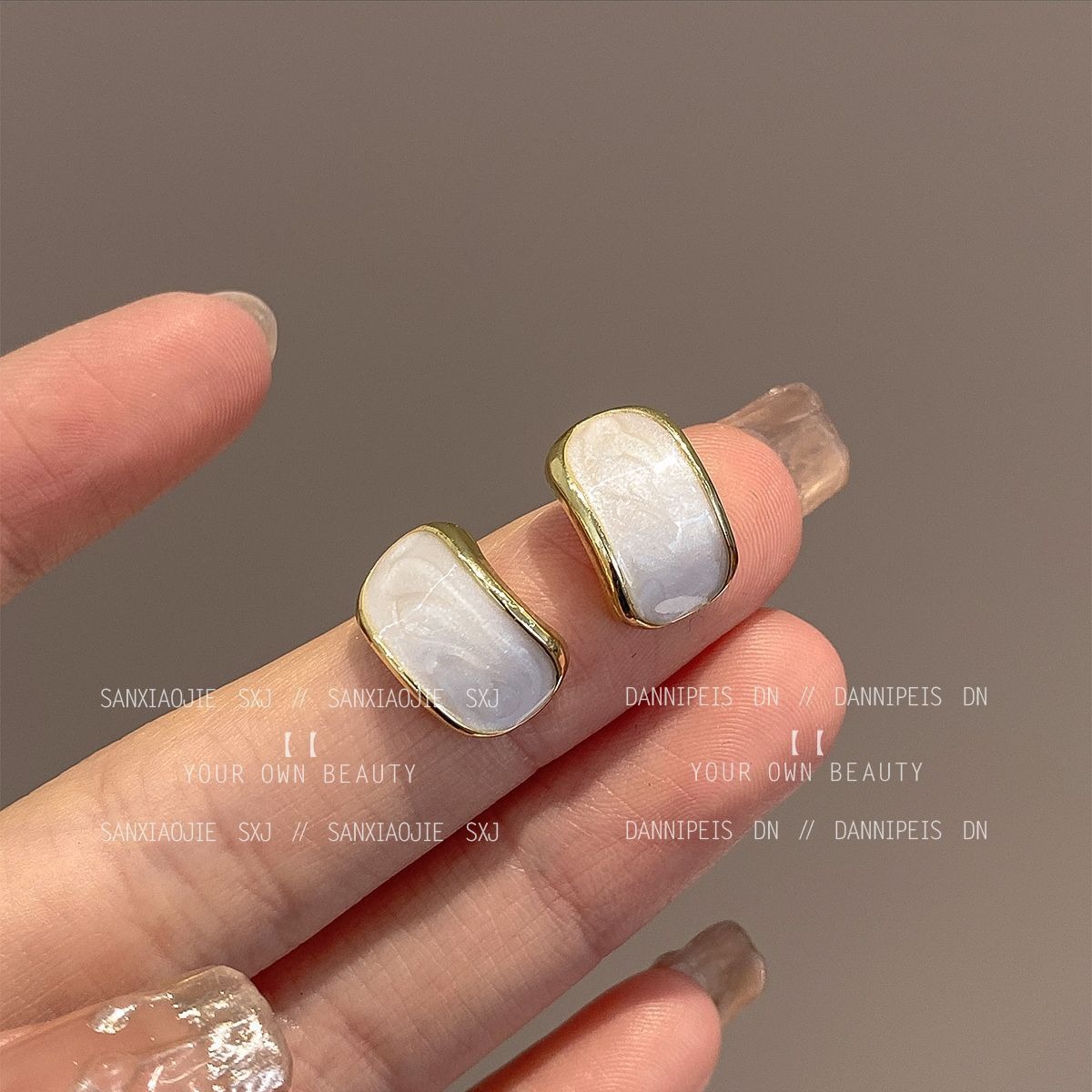 Off-white gentle pearlescent earrings_img_2