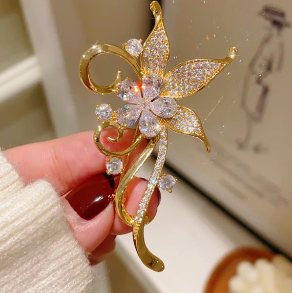 Luxurious Sparkling Crystal Floral Brooch Pinju