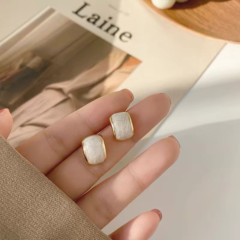 Off-white gentle pearlescent earrings