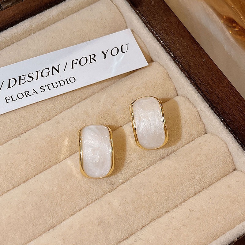 Off-white gentle pearlescent earrings_img_1