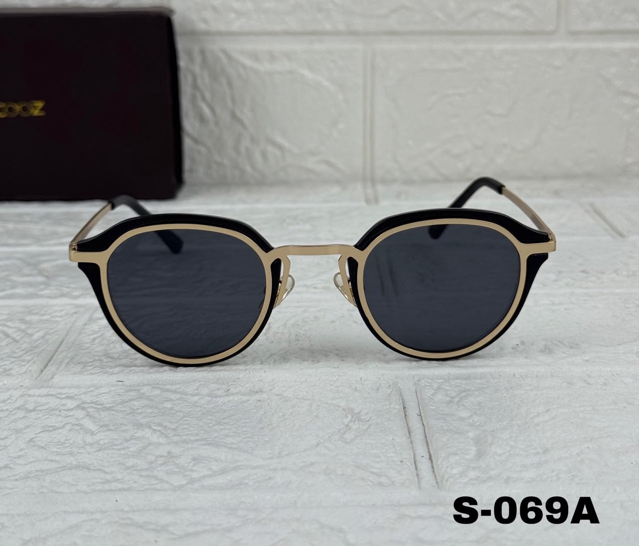S - 069 Premium Round Black & Gold Sunglasses_img_3