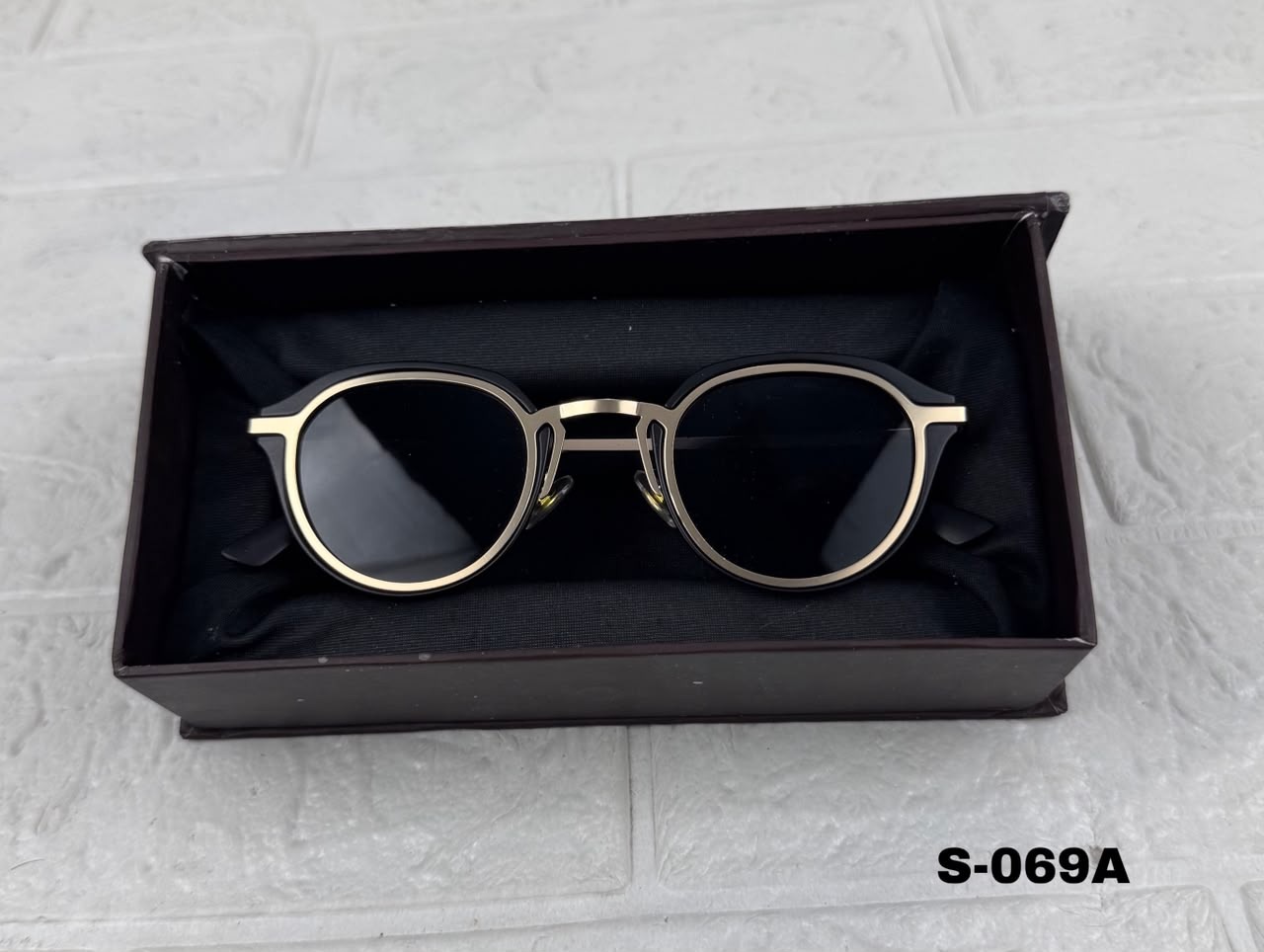S - 069 Premium Round Black & Gold Sunglasses_img_6