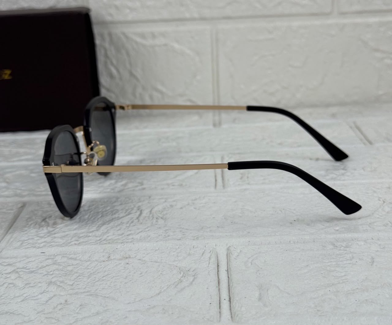 S - 069 Premium Round Black & Gold Sunglasses_img_4