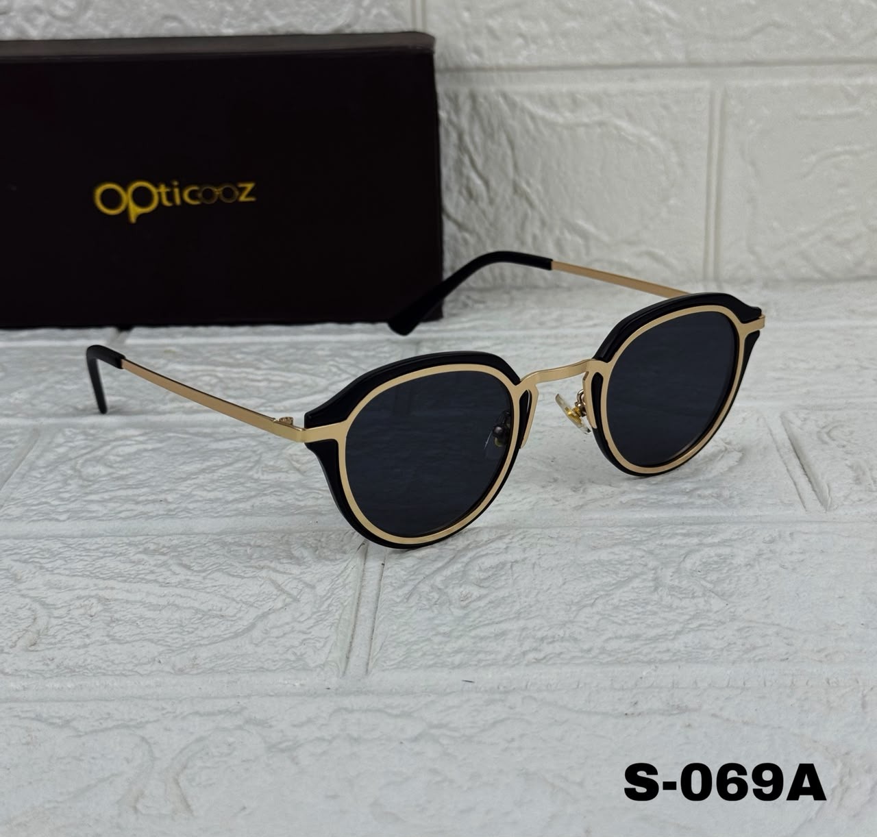 S - 069 Premium Round Black & Gold Sunglasses