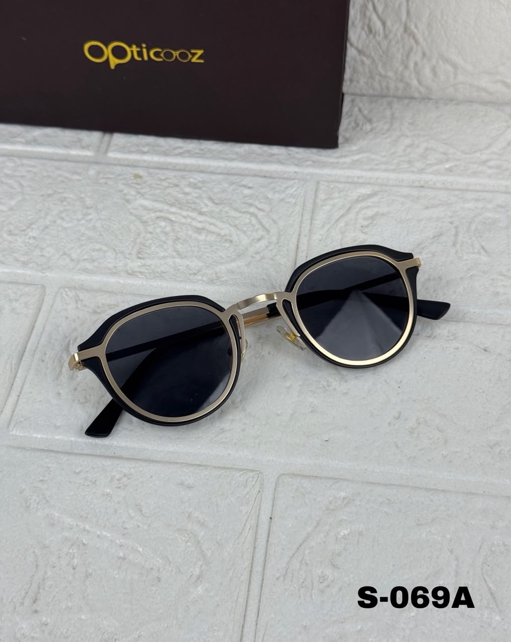 S - 069 Premium Round Black & Gold Sunglasses_img_2