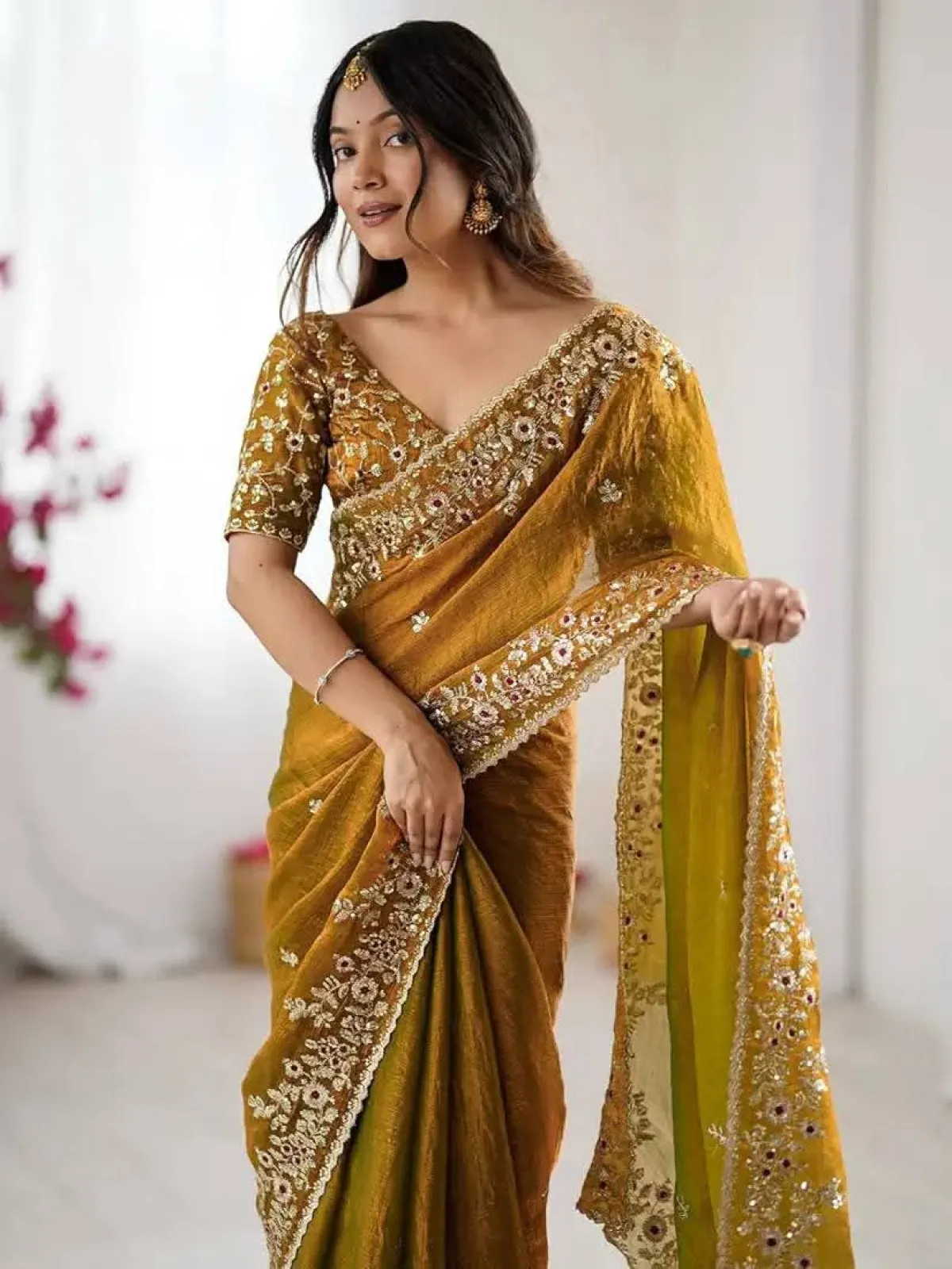 প্রিমিয়াম সিকোয়েন্স এমব্রয়ডারি শাড়ি
