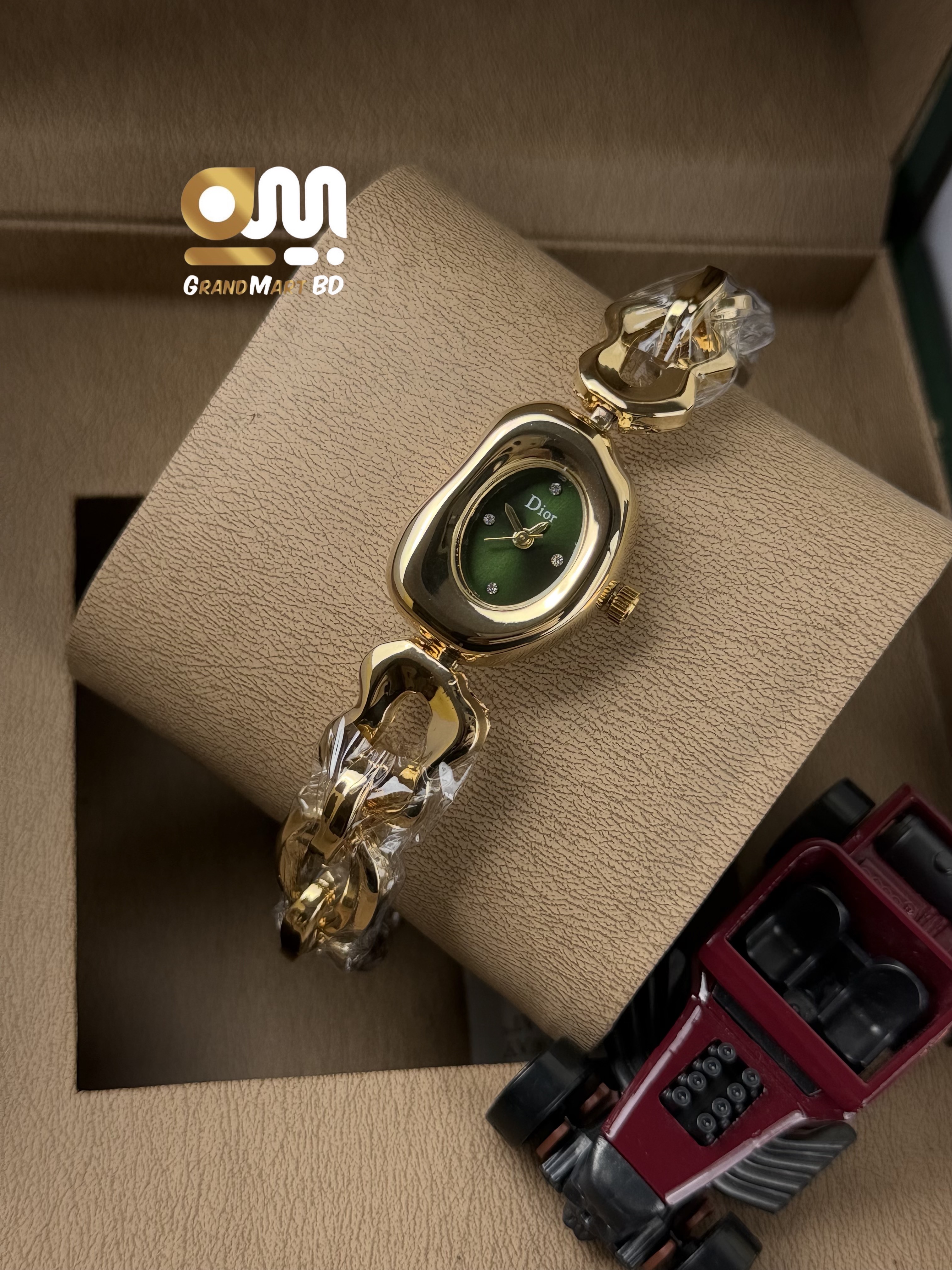 Dior-style green-dial gold-tone chain bracelet quartz watch