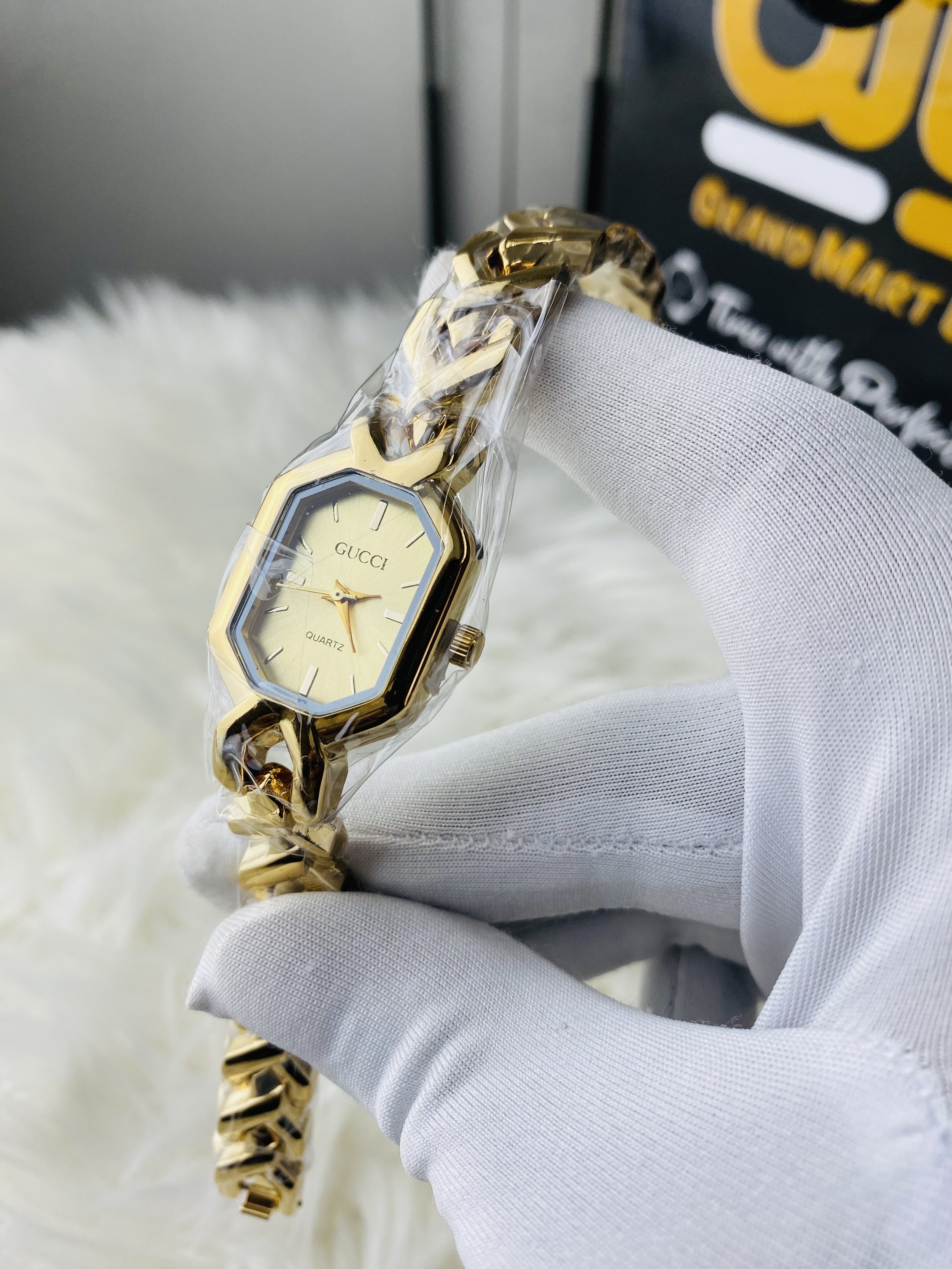 Gucci  Uper || Uper dial golden