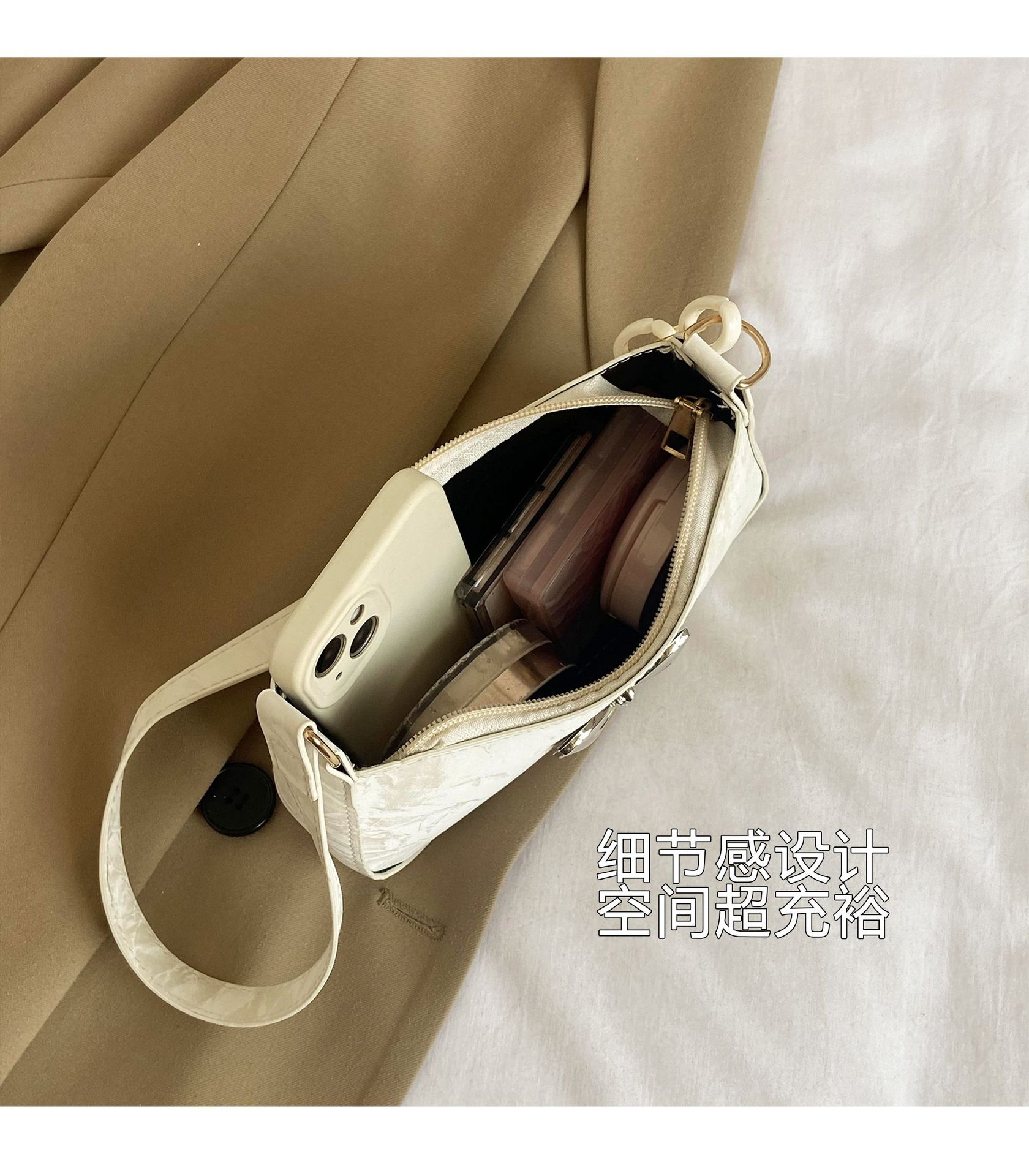 Butterfly valvet shoulder bag_img_8