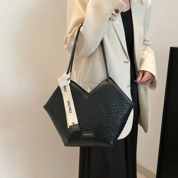 Letter strap tote