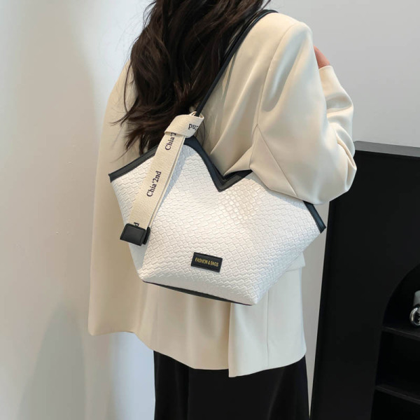 Letter strap tote_img_2