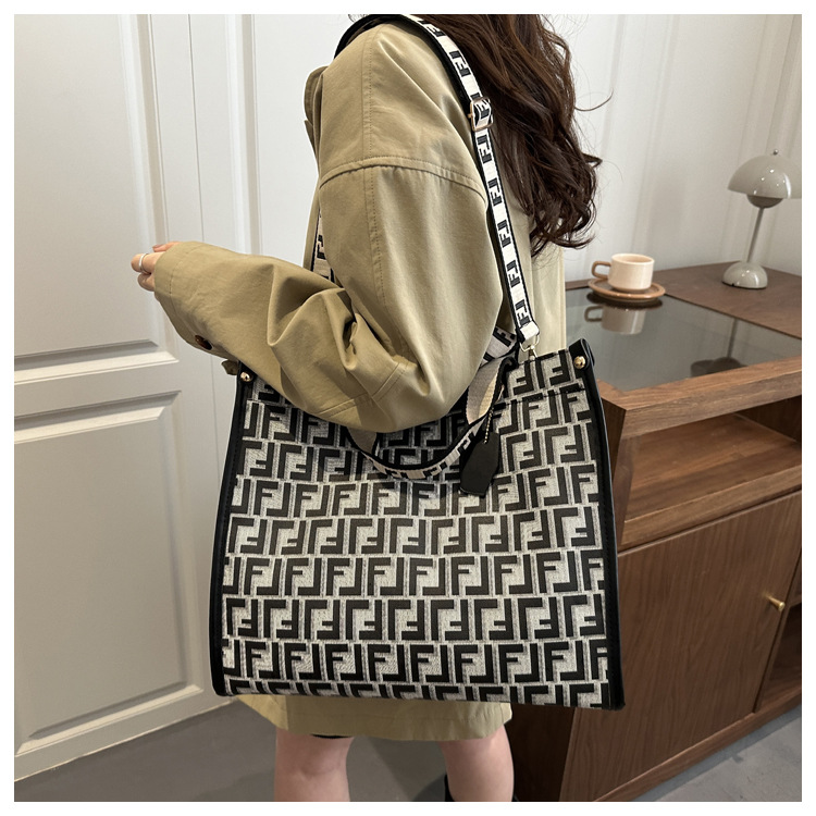 Letter big tote