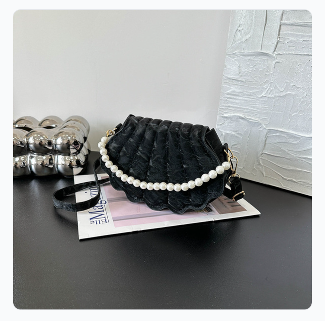 Sea shell bag velvet look