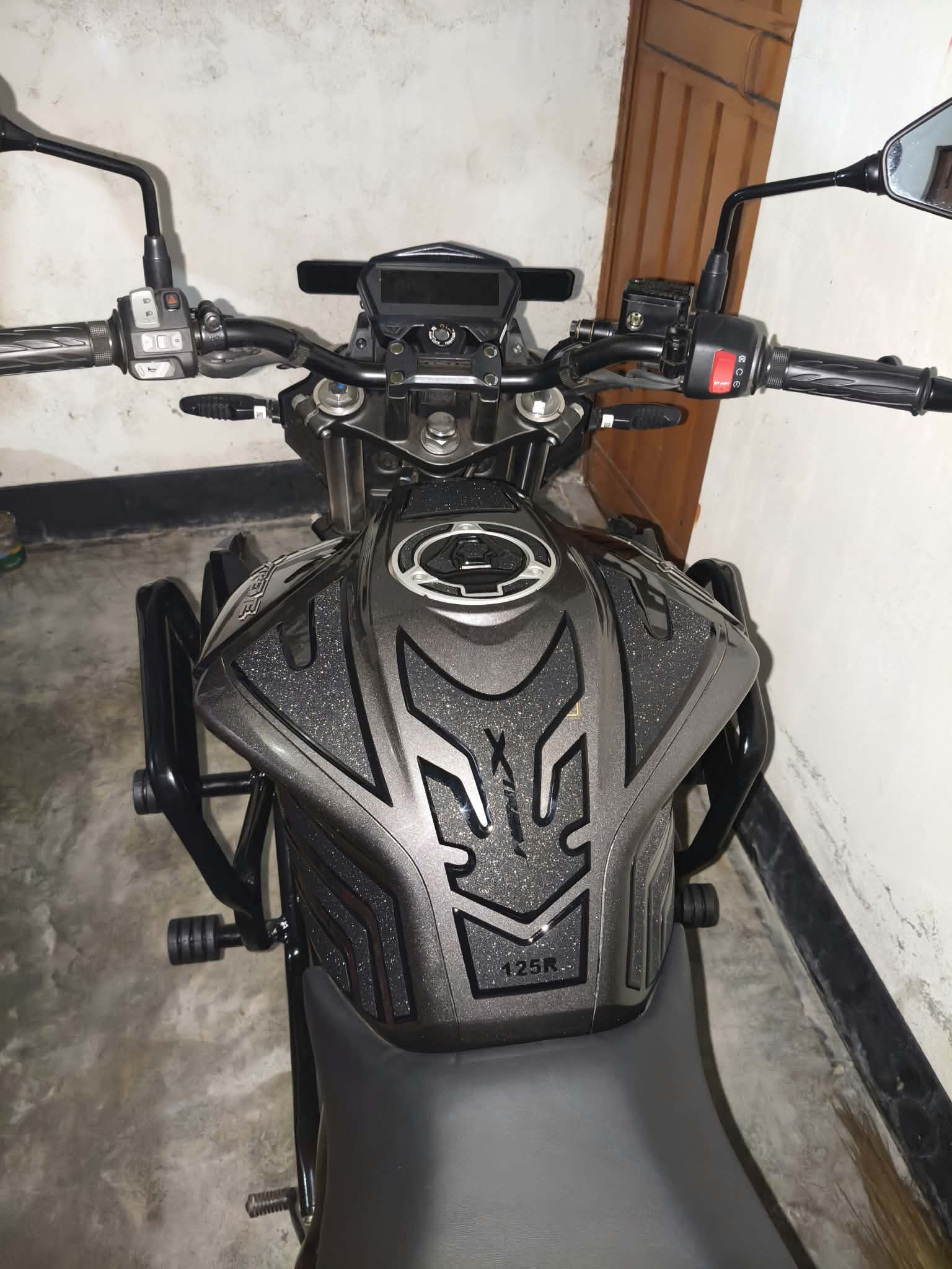 Premium Full Tank Pad Set Sticker (Black) For Hero Xtream 125R