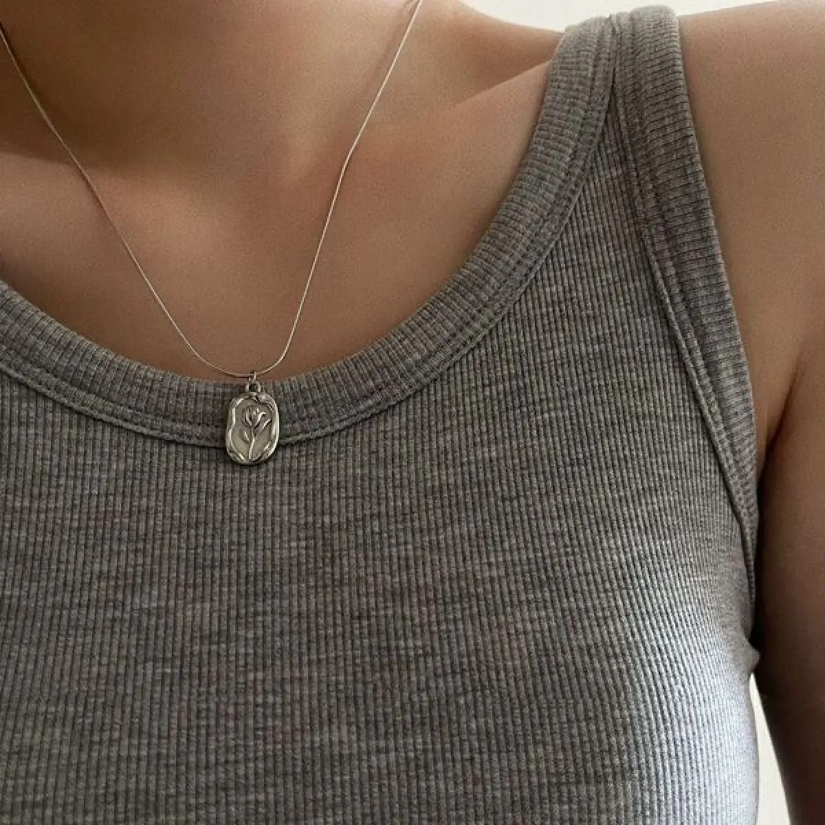 Vintage Tulip Molten Pendant Necklace - Image 4