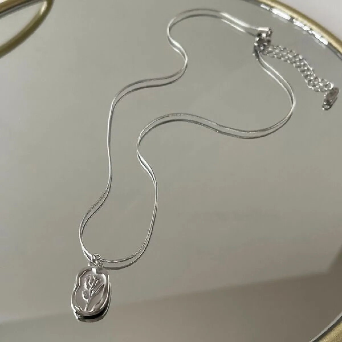 Vintage Tulip Molten Pendant Necklace - Image 3