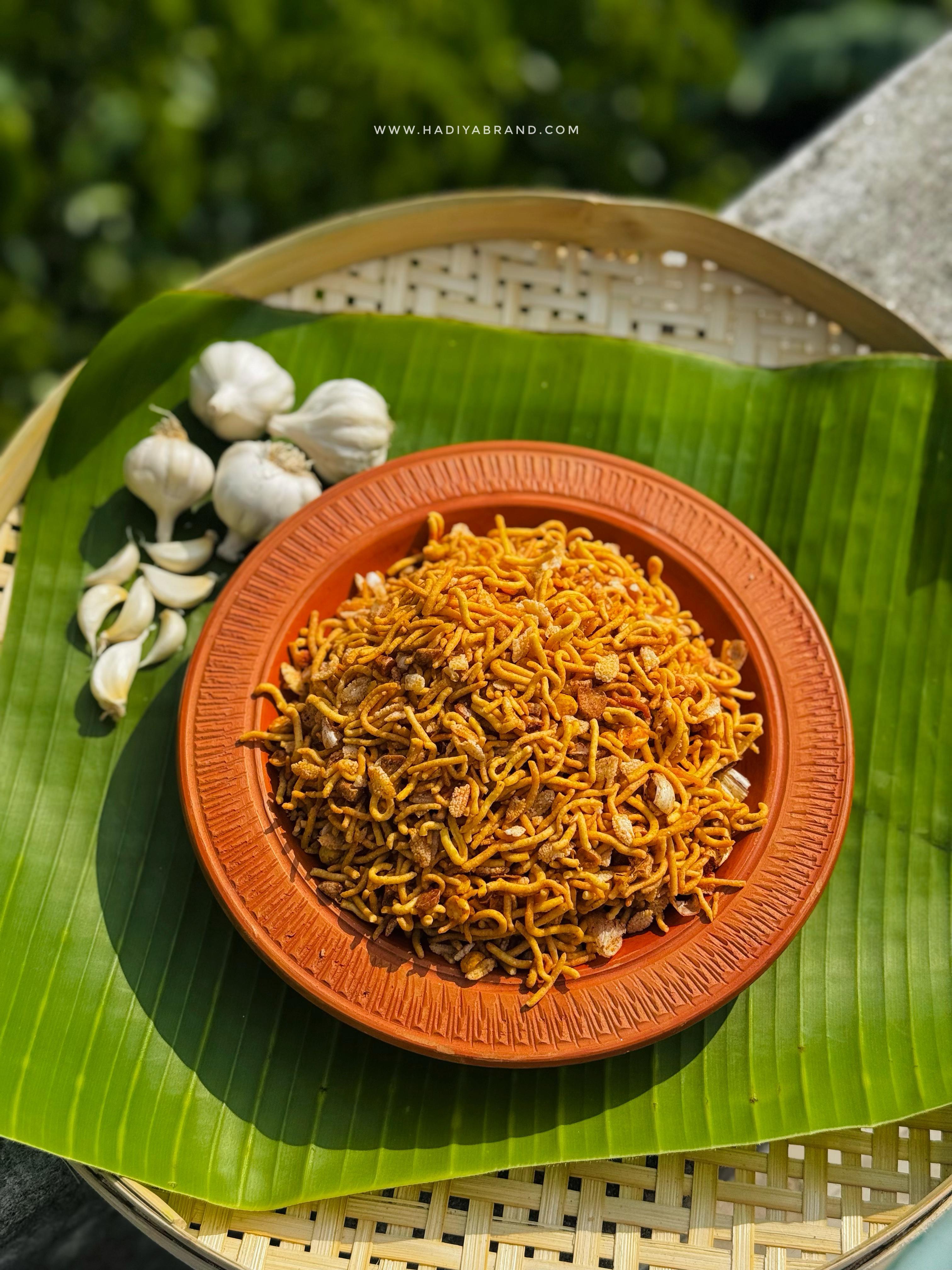কুষ্টিয়ার স্পেশাল গারলিক চানাচুর (৩০০ গ্রাম)
