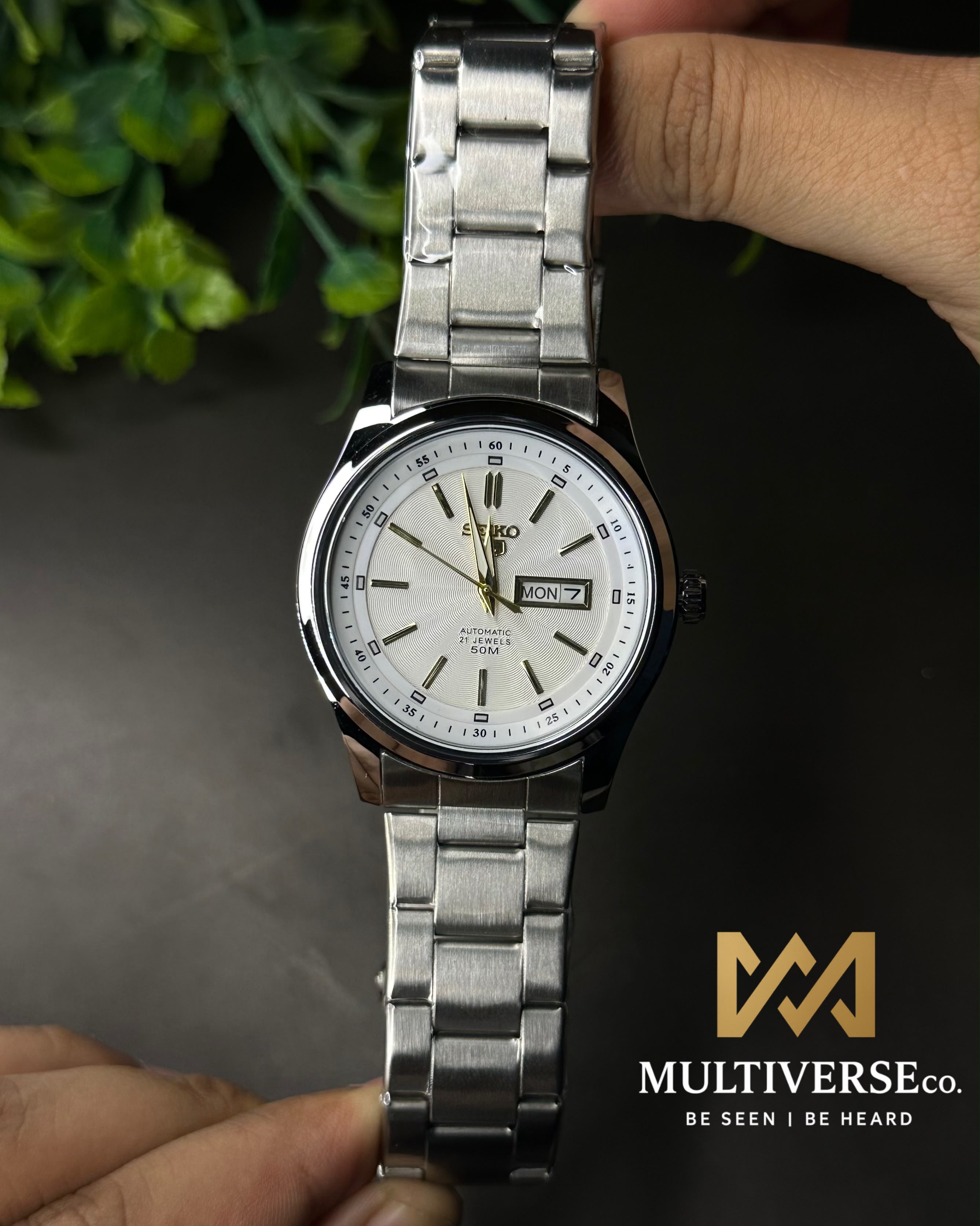 SEIKO 5 SILVER TONE TEXTURED WHITE DIAL GOLD ACCENT STEEL WATCH_img_3