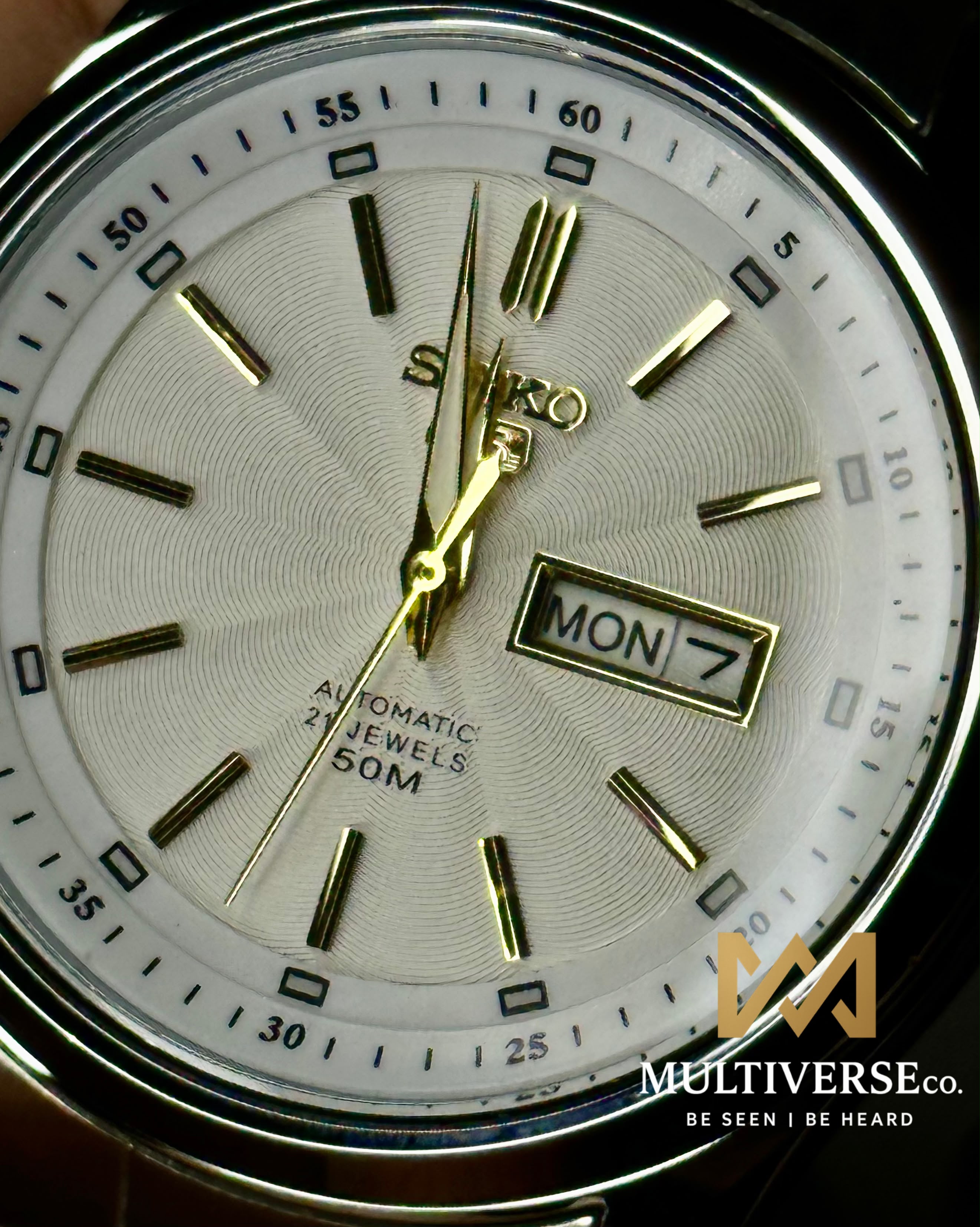 SEIKO 5 SILVER TONE TEXTURED WHITE DIAL GOLD ACCENT STEEL WATCH_img_6