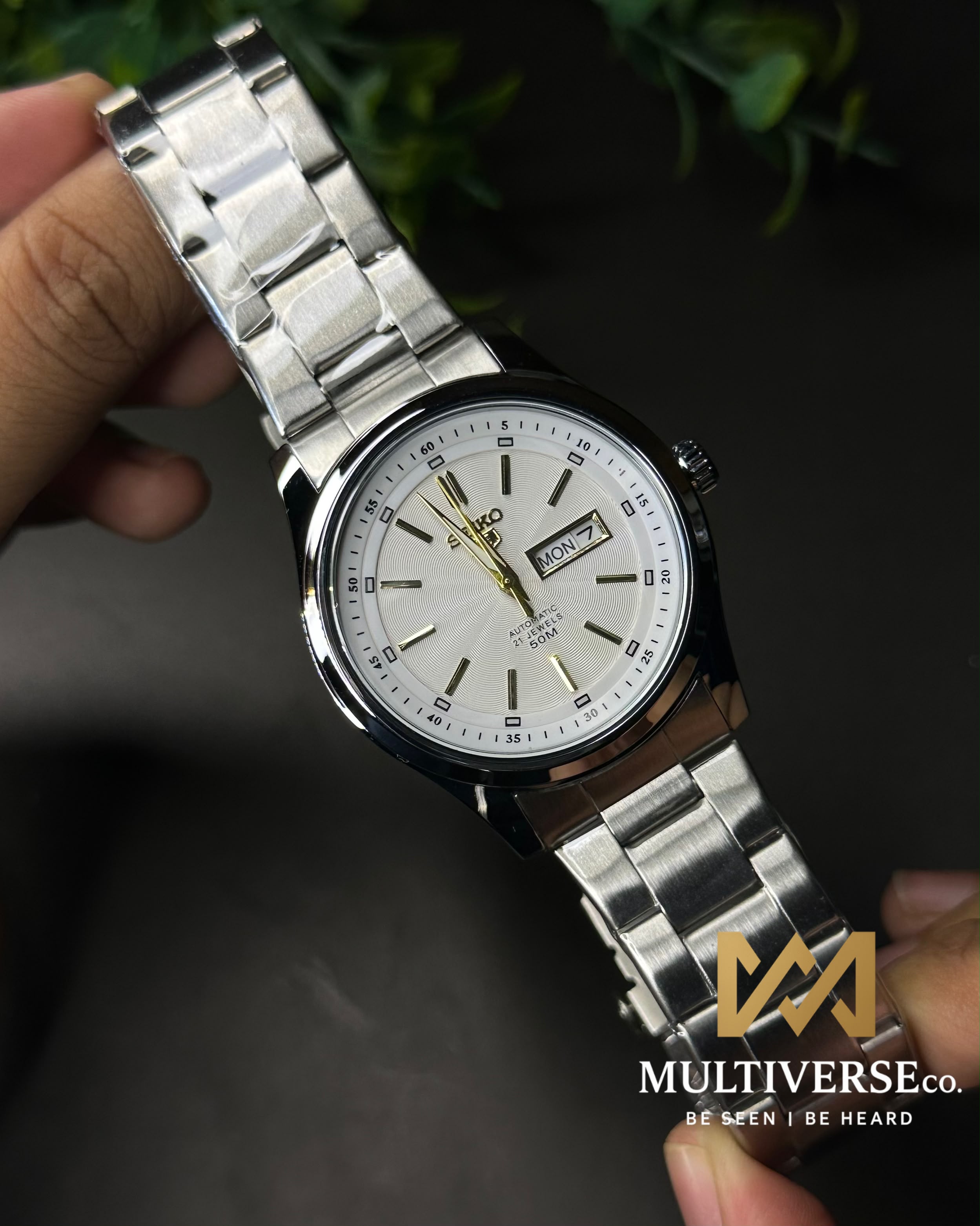 SEIKO 5 SILVER TONE TEXTURED WHITE DIAL GOLD ACCENT STEEL WATCH_img_4
