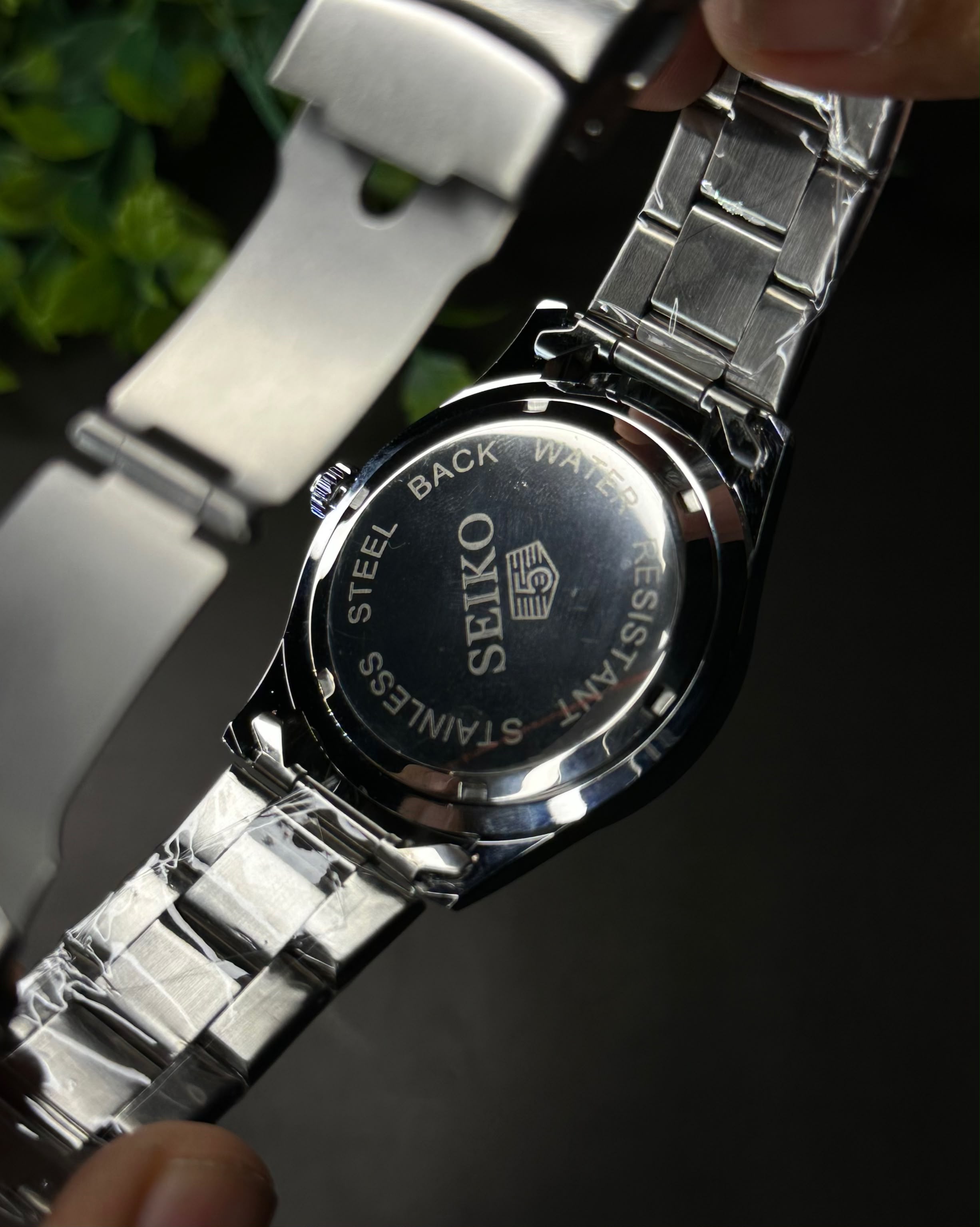 SEIKO 5 SILVER TONE TEXTURED WHITE DIAL GOLD ACCENT STEEL WATCH_img_9