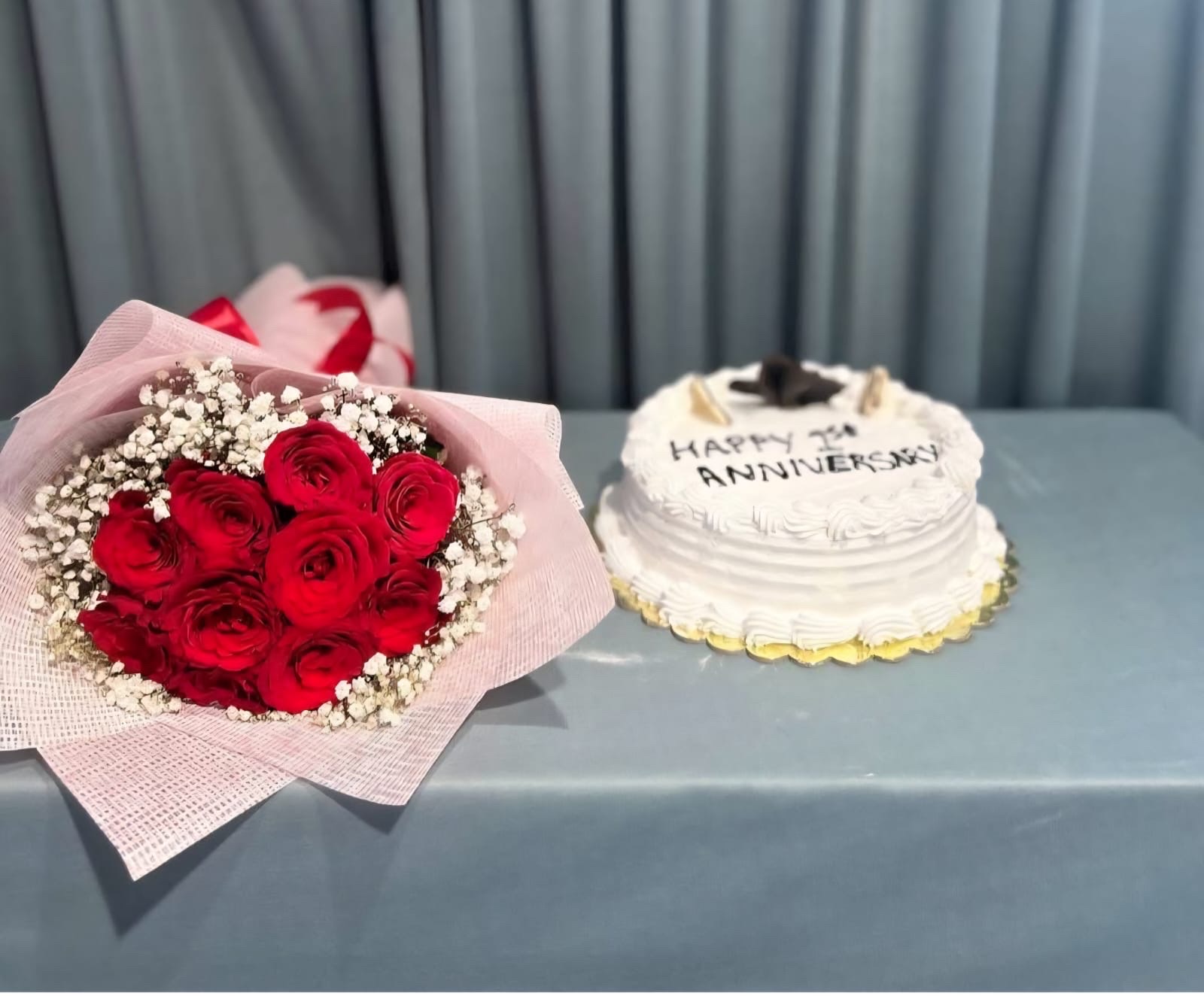 Cake with Red  and pink hand bouquet