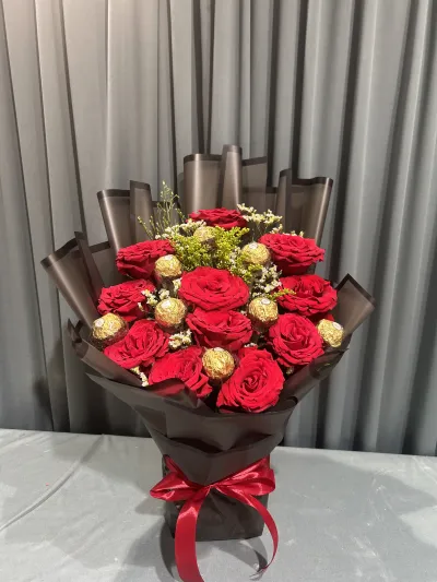 Red roses with chocolates_img_0