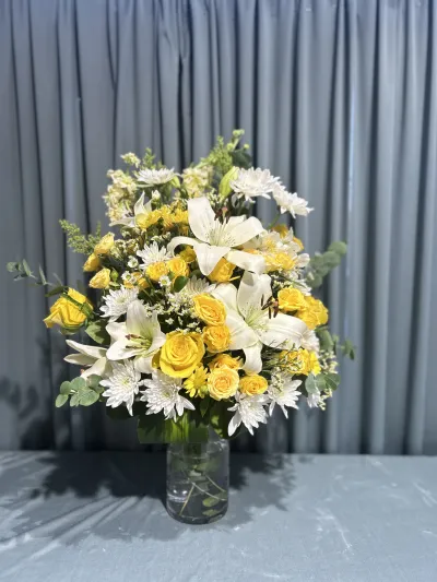 White and yellow mix fresh flowers vase_img_0