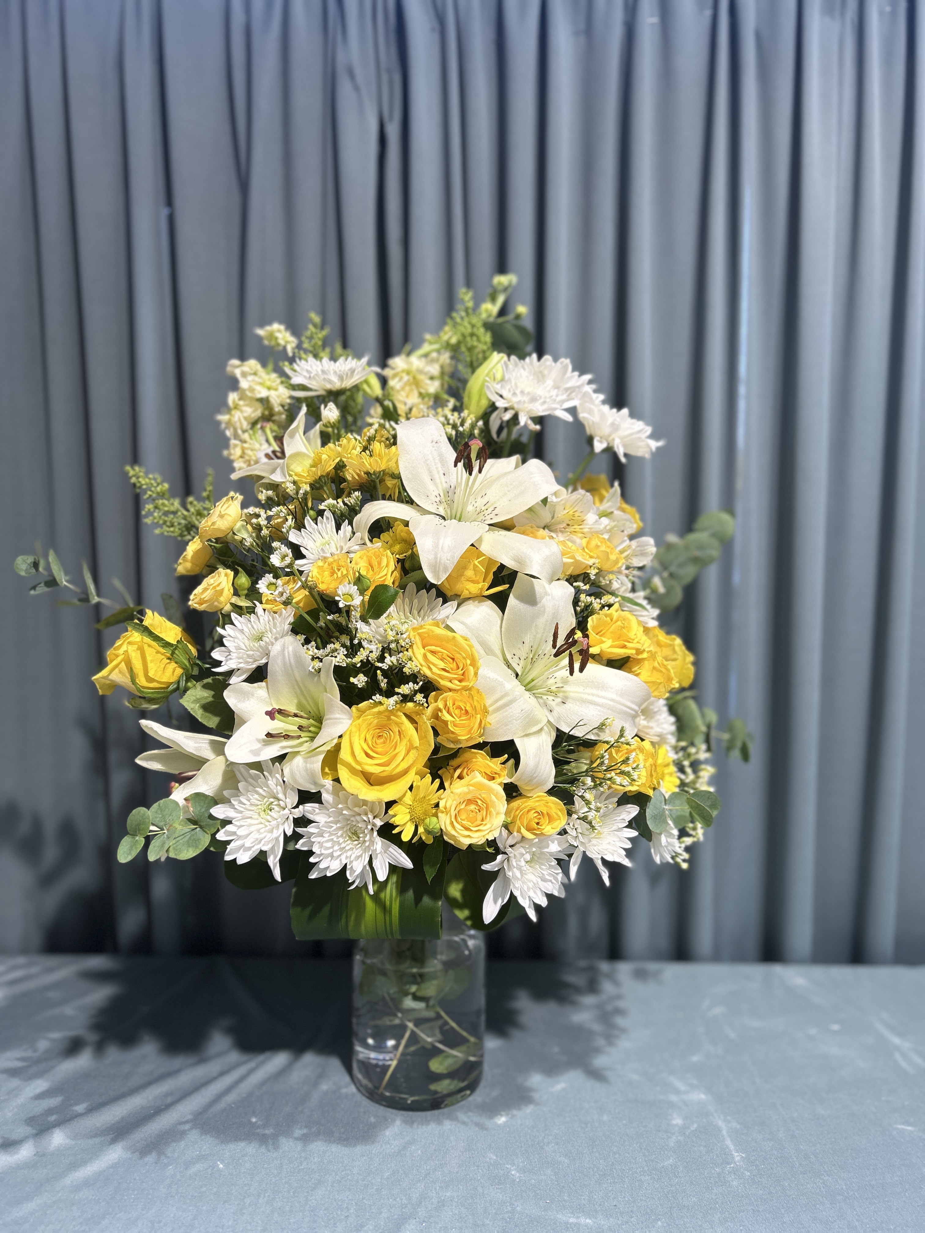 White and yellow mix fresh flowers vase