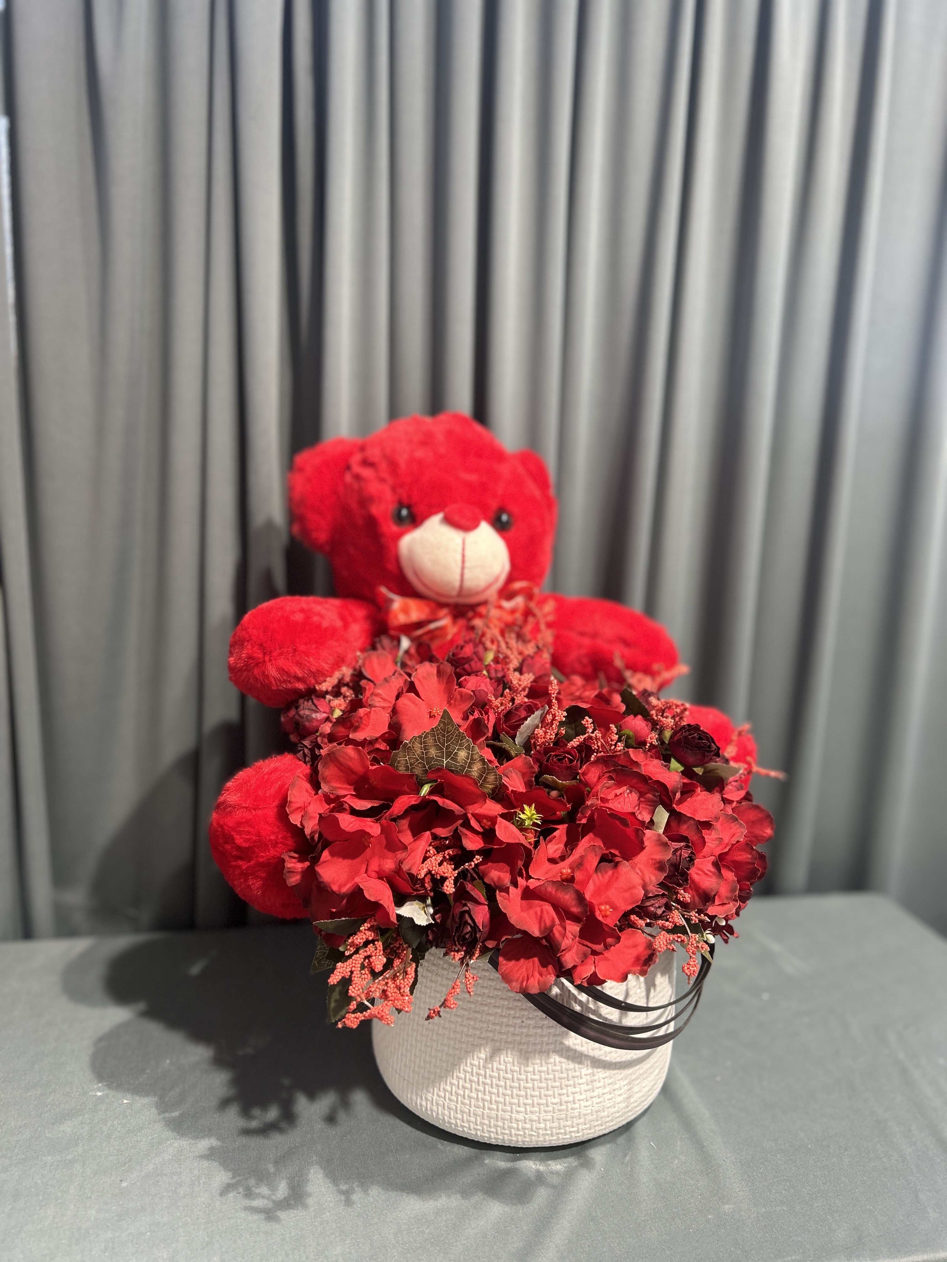 Teddy with red flowers vase_img_1