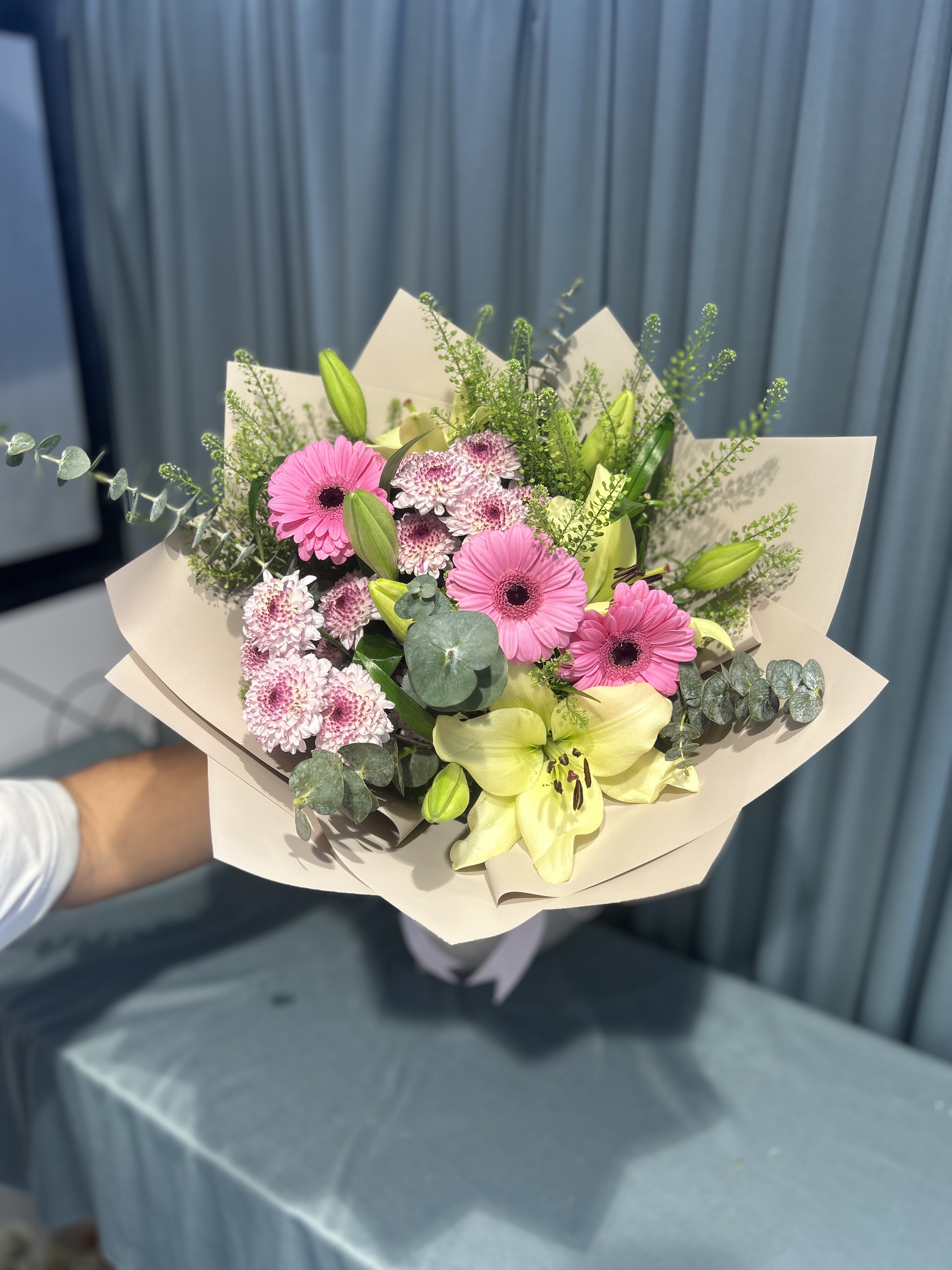 Multiple type flowers hand