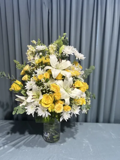 White and yellow mix fresh flowers vase_img_1