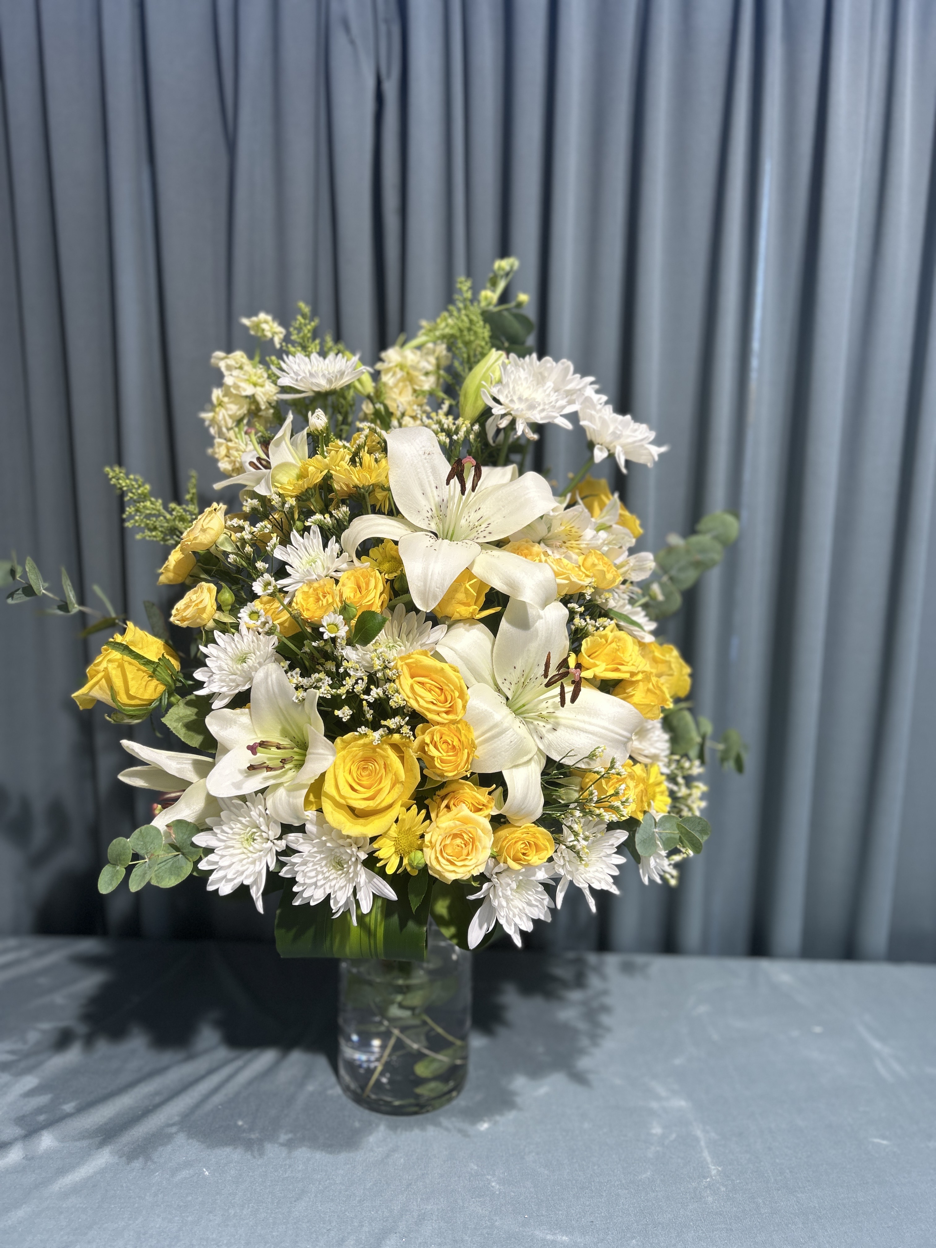 White and yellow mix fresh flowers vase_img_1