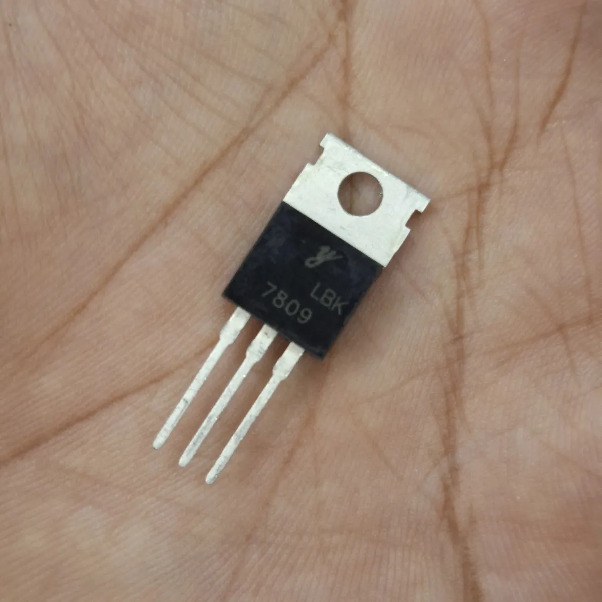 7809 Voltage Regulator IC 9V