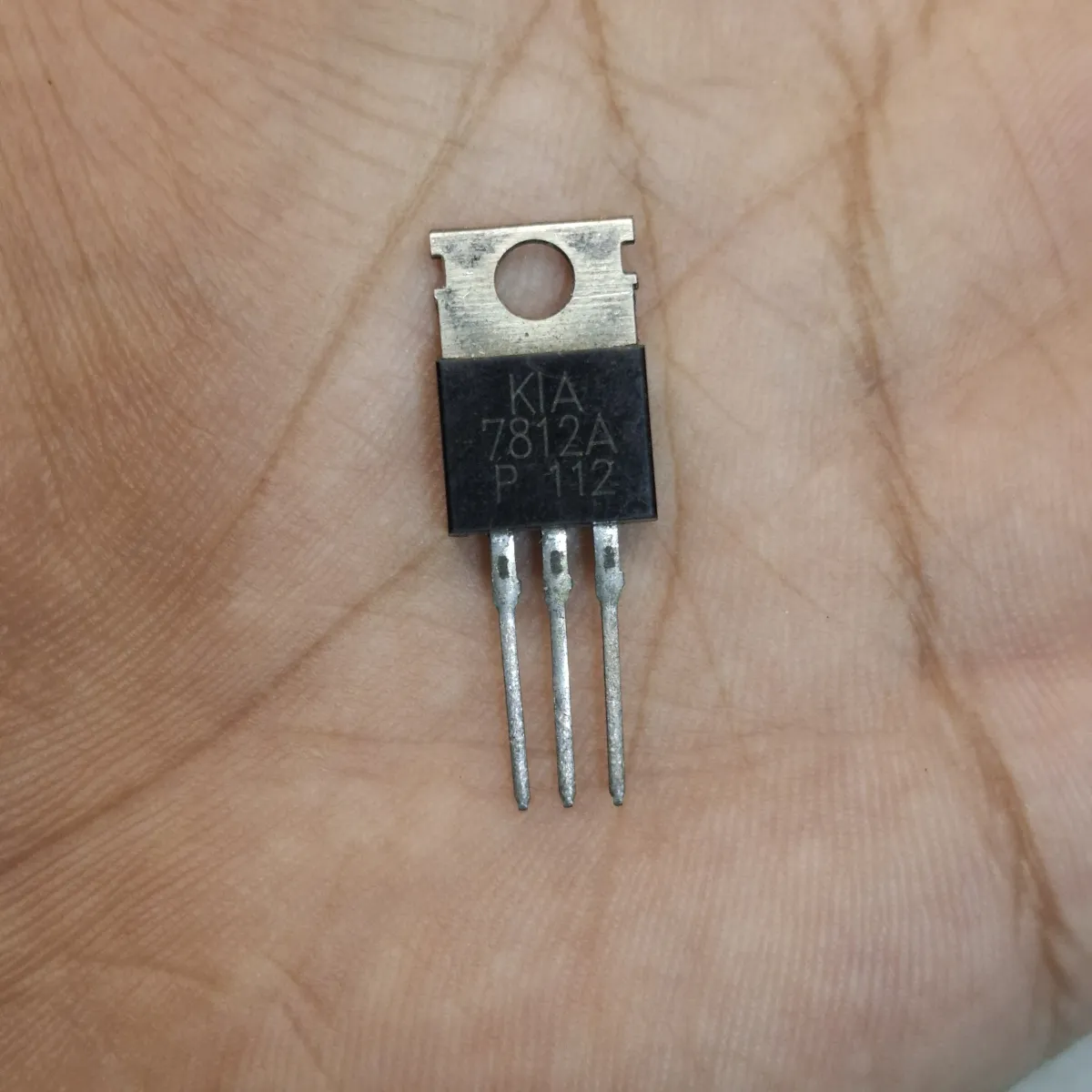 7805 voltage regulator IC 12V