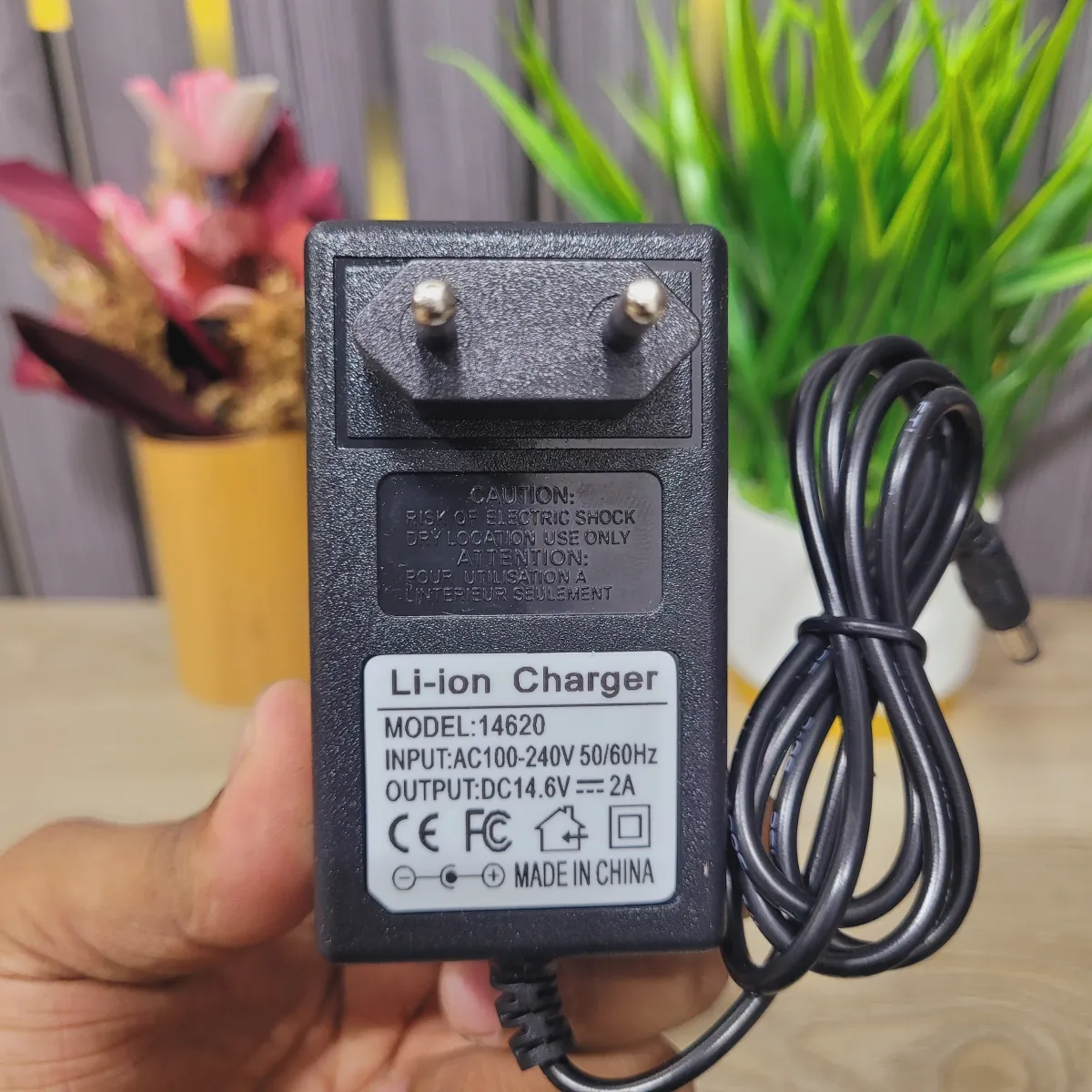 14.6V 2A Li-ion LiFePO4 Battery Charger DC Power Adapter for 4S 12V Battery Pack